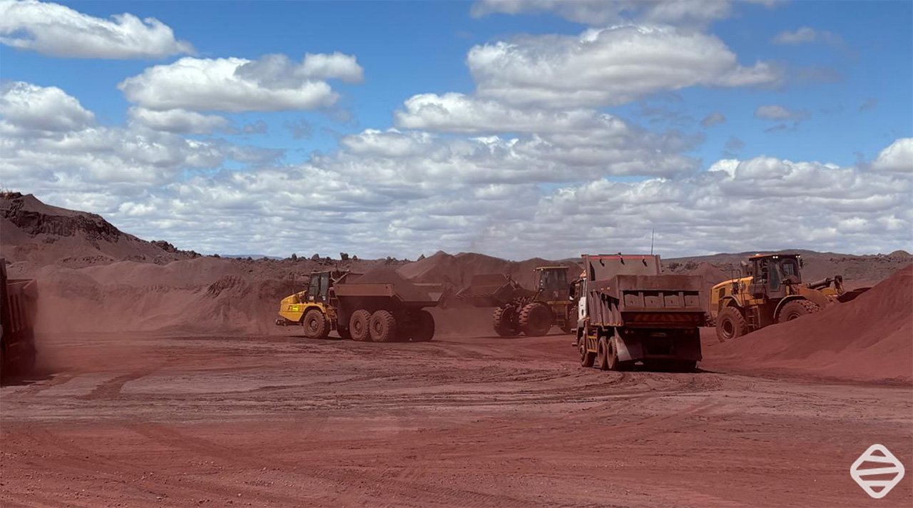 Coordination is key! This is where the expertise from the Strata team kicks in! 💪 Our team is cooking on gas! 👊

#mining #miningindustry #opencastmining 
#mininglife #logisticsolutions #pittoport 
#miningoperations #StrataMS 
#miningoperations #min