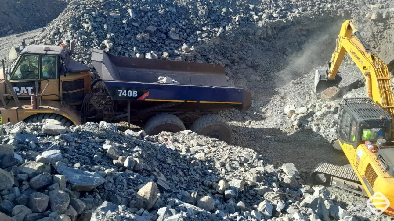 Strata's capable and dependable equipment, hard at work on a windfarm in Sutherland, helping to build a more sustainable future for South Africa. Visit https://www.stratams.co.za/
.
#mining #miningindustry #opencastmining #mininglife #logisticsolutio