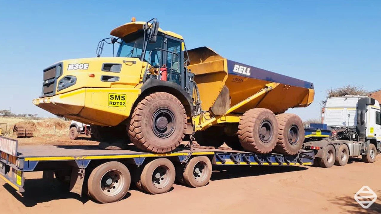Looking for specialised lowbed trailer solutions? Look no further than Strata Mining Services, we minimise downtime by moving your assets quickly and securely between sites. Visit https://stratams.co.za
.
#mining #miningindustry #opencastmining #mini
