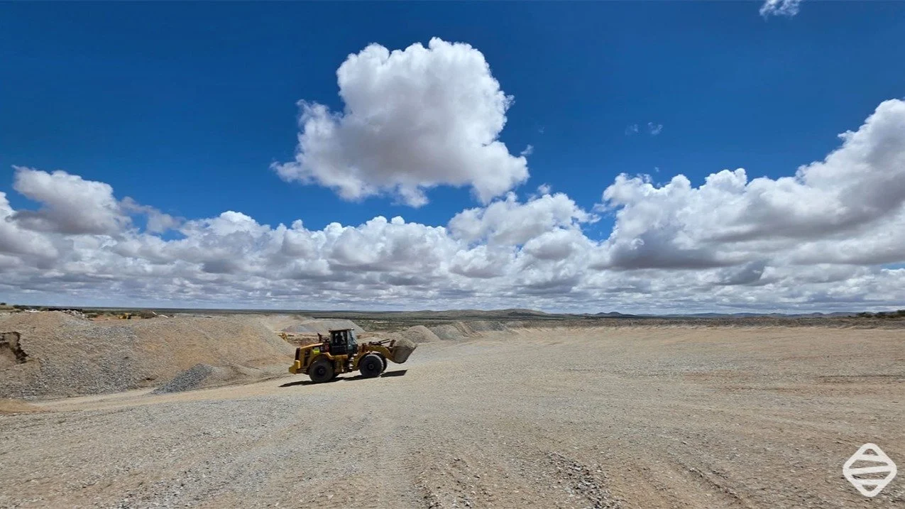 Operating in wide-open spaces with horizons that seem endless makes every shift a little more inspiring and is a reminder of the incredible environments we work in. 🚜🚧🇿🇦
.
#mining #miningindustry #opencastmining #mininglife #logisticsolutions #pi