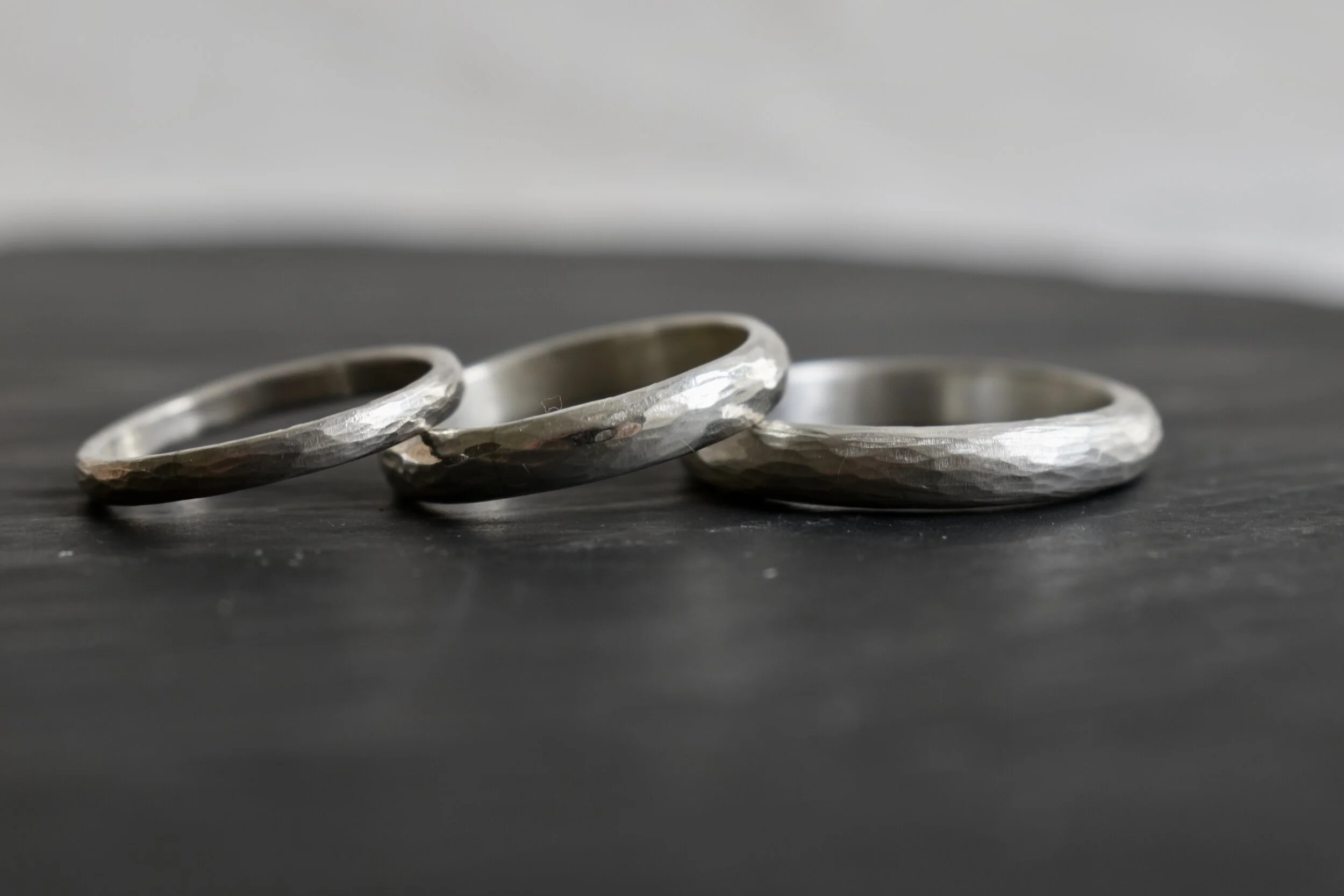 Alliance Demi-jonc en argent Effet martelé-rayé horizontal — ATELIER  AXELLE PETIT