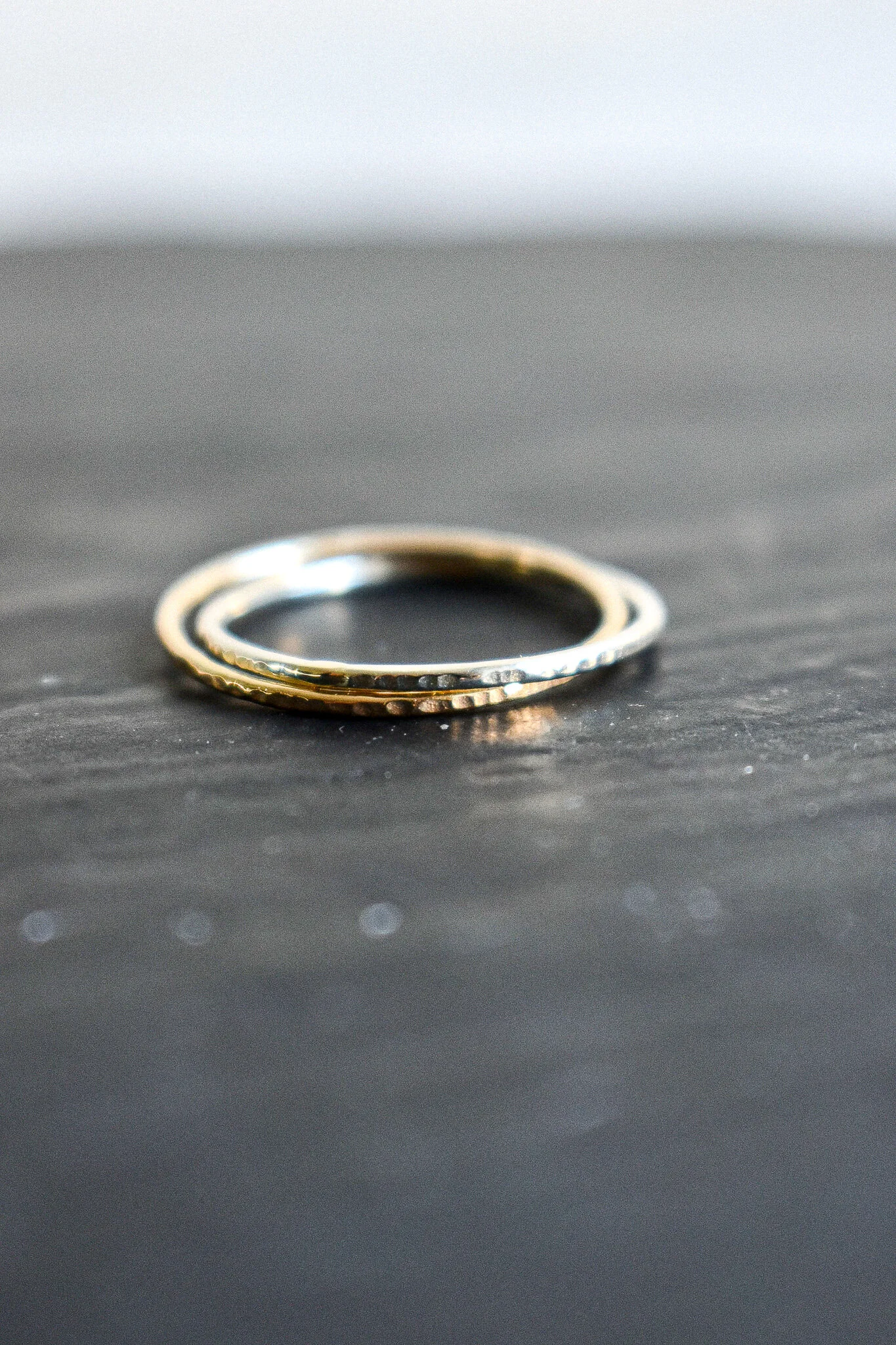 Alliance anneaux entrelacés Or jaune et or gris Effet martelé —  ATELIER AXELLE PETIT