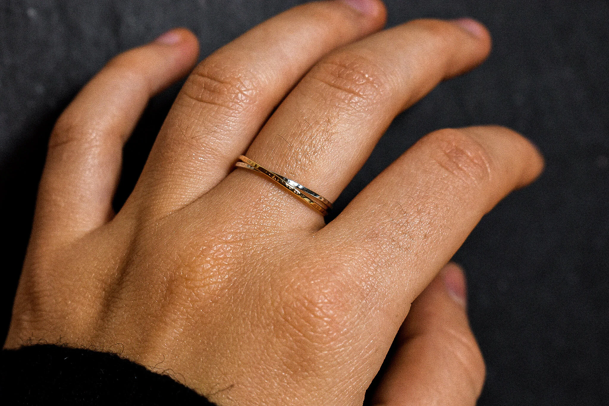 Bague anneaux entrelacés Or jaune et argent Effet martelé — ATELIER  AXELLE PETIT