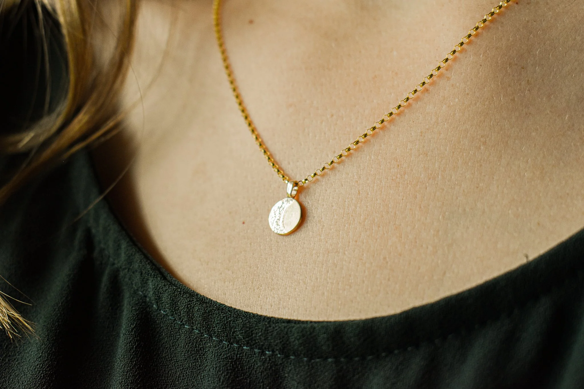 Pendentif Pastille en or jaune Motif demi-lune — ATELIER AXELLE PETIT