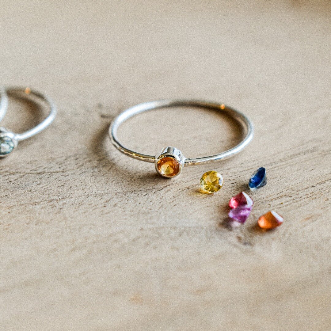 Vous l&rsquo;aimez en bleu ? Vous l&rsquo;adorerez en jaune, vert ou rose ! 

Aujourd&rsquo;hui, c&rsquo;est le saphir qui est &agrave; l&rsquo;honneur &agrave; l&rsquo;atelier 💎

#saphir #sapphirering #sapphire #zaffiro
#baguesaphir #pierre #gemmes