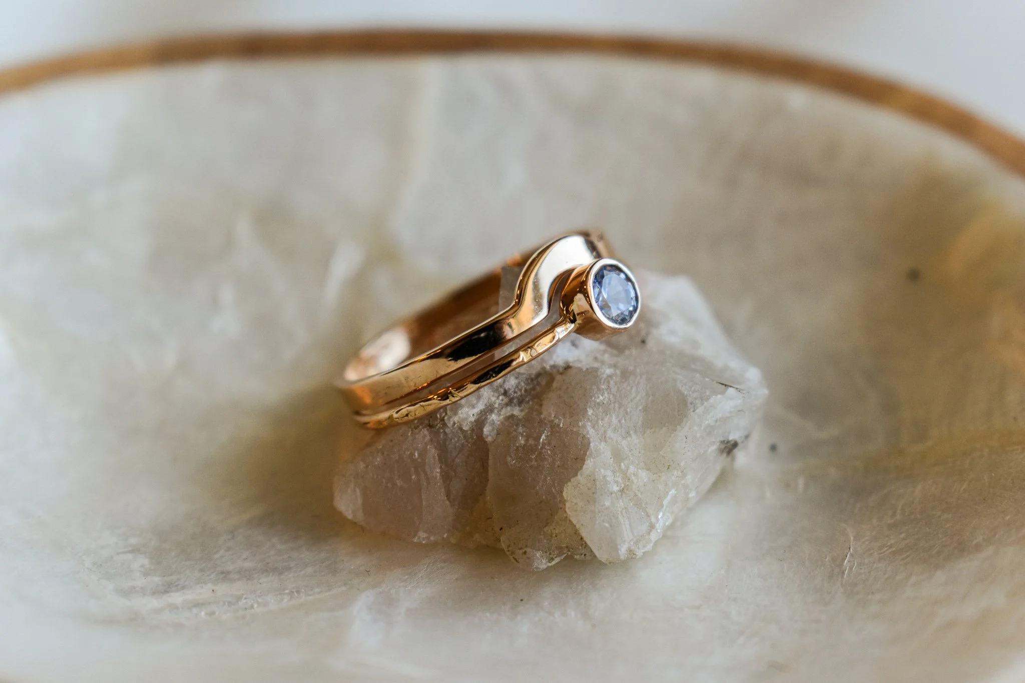 Bague puzzle Or rose et saphir bleu Effet lisse et martelé froissé —  ATELIER AXELLE PETIT