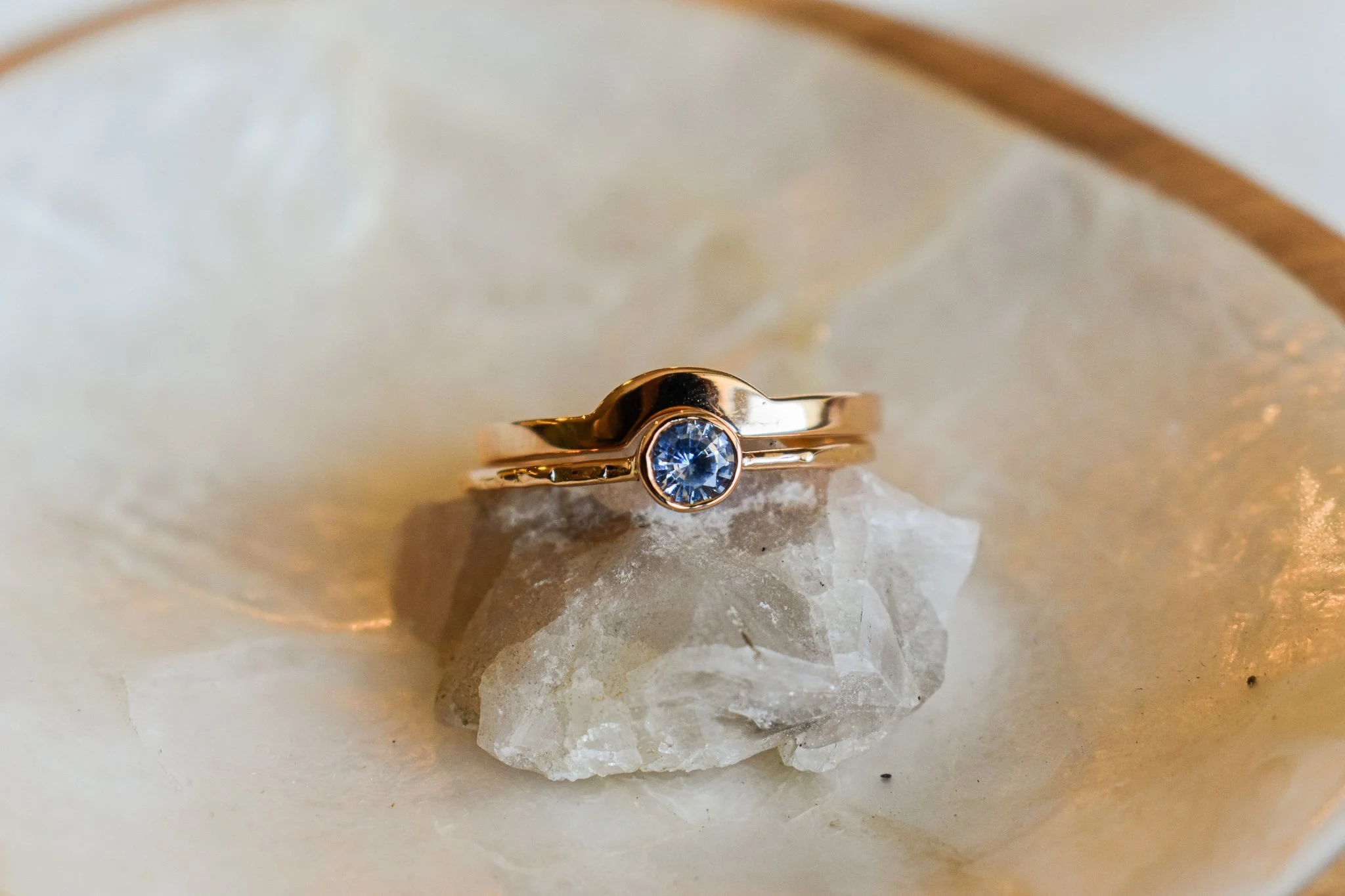 Bague En Or Massif Avec Perle De Culture Et Pierre Bleue (saphir?) - Taille 51 - Occasion