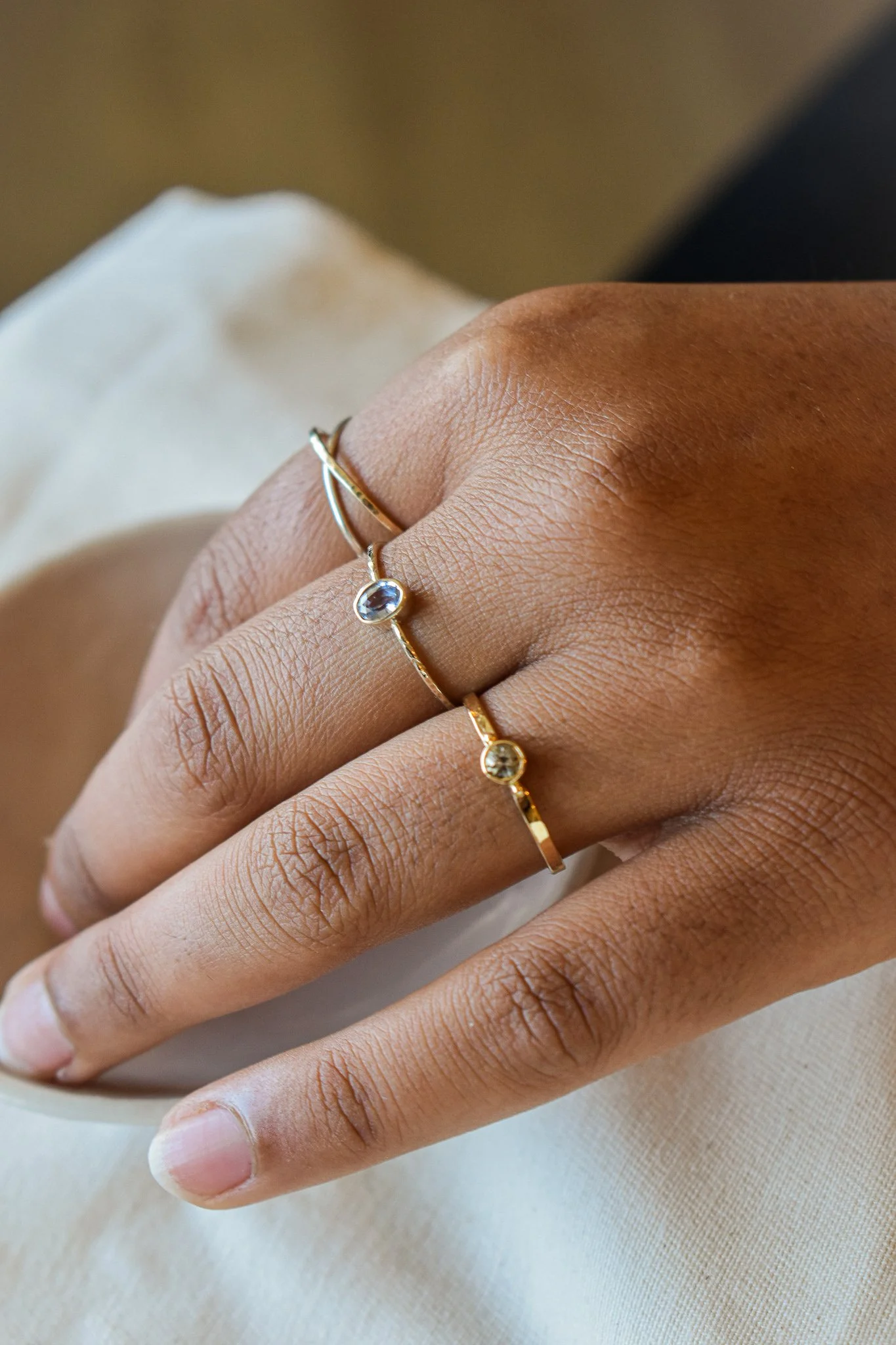 Bague fine Or jaune et tourmaline grise Billes et effet forgé