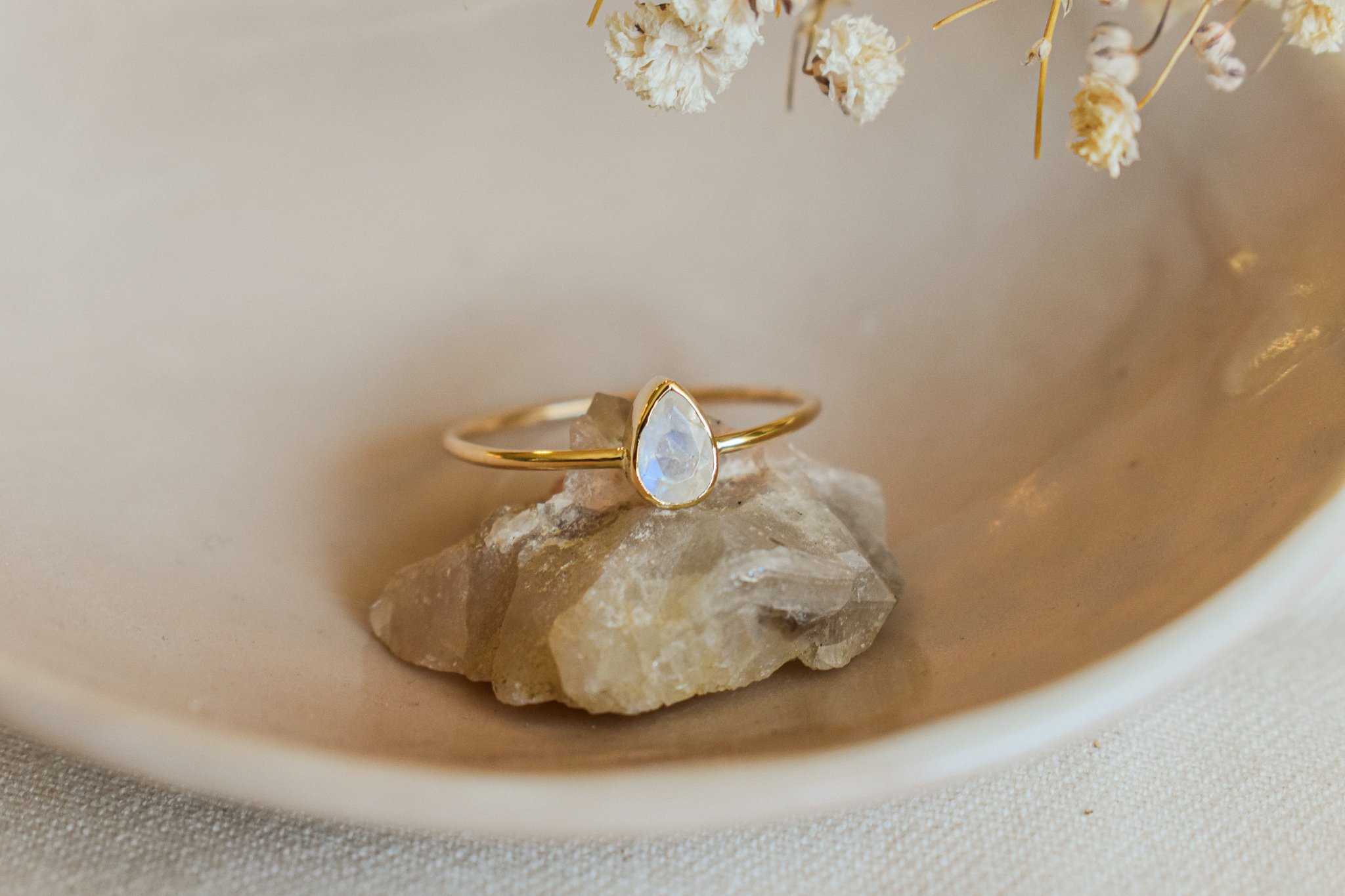 Bague fine Or jaune et pierre de lune — ATELIER AXELLE PETIT