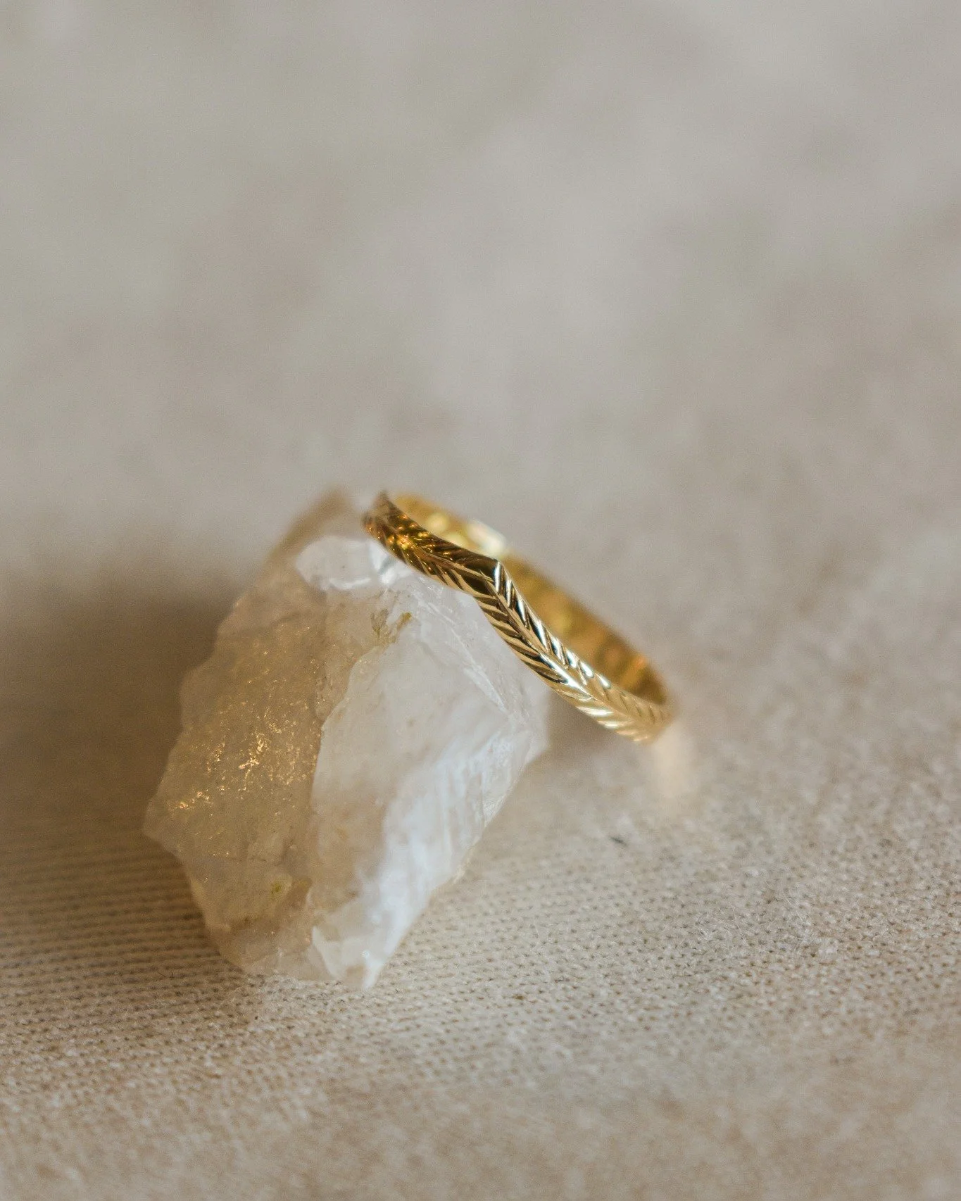 Les bagues "chevron" sont maintenant disponibles en ligne ✨
Régulièrement adaptées sur mesure à l'atelier, seules ou accompagnées d'une bague sertie pour former un puzzle, les chevrons font partis de nos