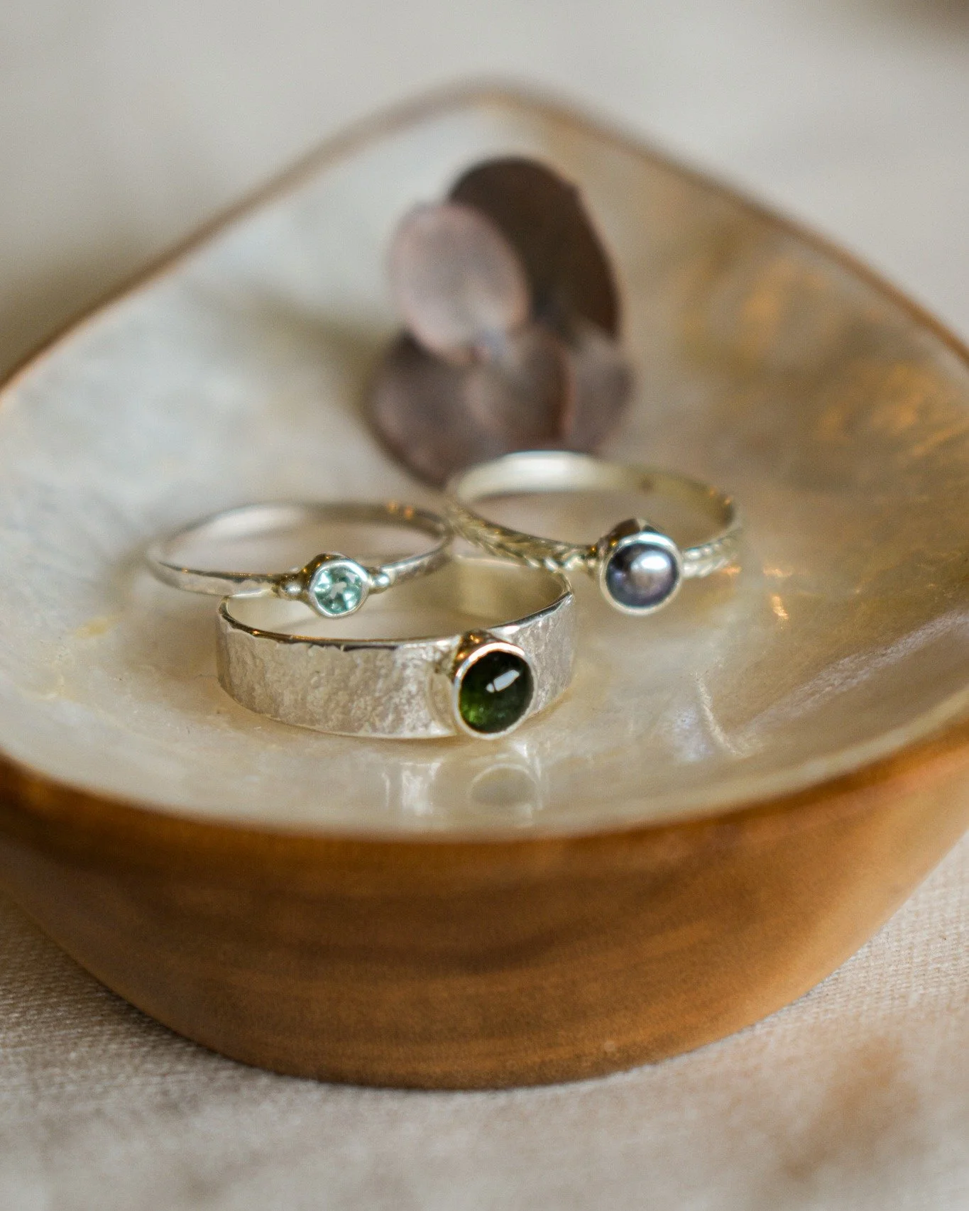 En attendant notre retour à l'atelier, quelques nouveautés sont désormais  disponibles sur la boutique en ligne ✨
#bague #baguedefiancailles #alliances #mariage #artisanat #bijouterie