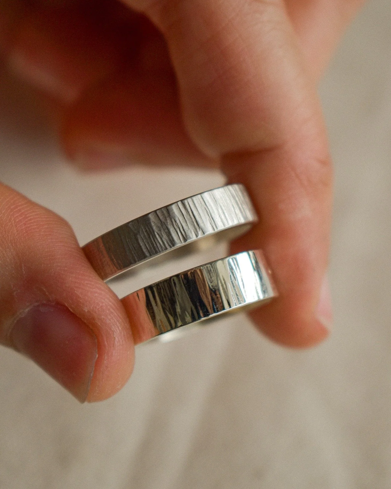 De soyeux reflets brillants, ou une jolie texture mate ? 
A l'atelier, vous pouvez choisir la finition de vos futures bagues et souligner ainsi à votre guise le travail à la surface du métal. L'association entre les diffé