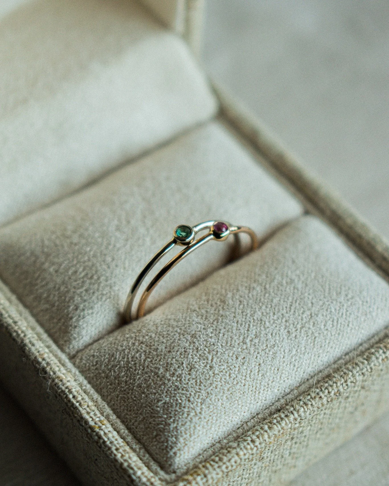 A l&rsquo;approche des f&ecirc;tes de fin d&rsquo;ann&eacute;e, l&rsquo;activit&eacute; de l&rsquo;atelier b&acirc;t son plein, et nous vous en remercions chaleureusement !

Si vous souhaitez offrir une cr&eacute;ation sur mesure ou un bijou n&eacute