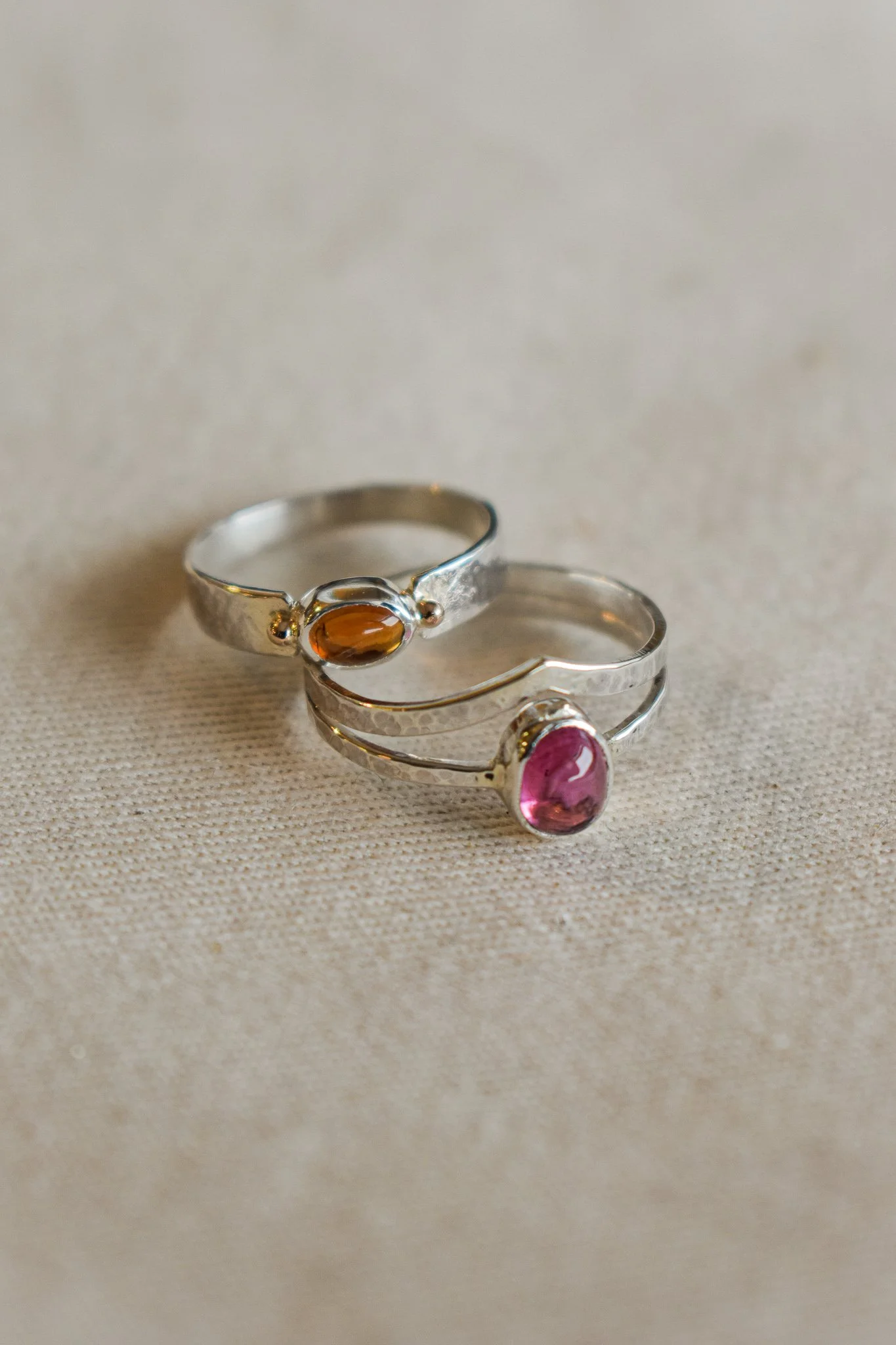 Alliance en argent sertie d'une citrine et billes d'or et Bague puzzle en argent et tourmaline rose