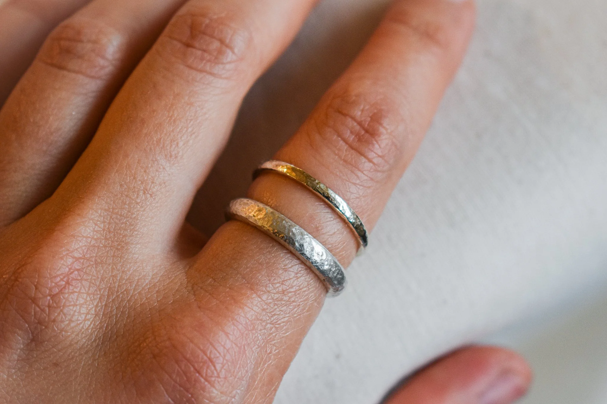 Alliances Demi-jonc en argent effet forgé mat et brillant