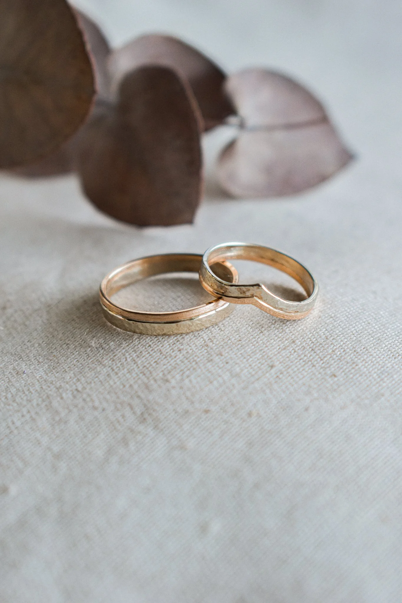 Alliances ruban et chevron en or rose et en or gris 