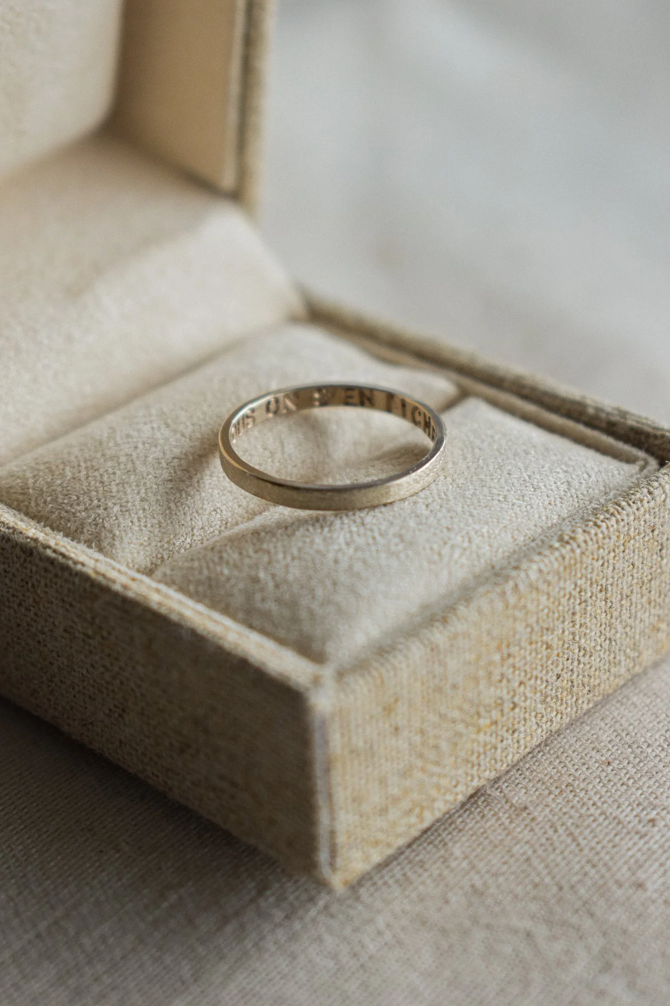 Alliance ruban en or gris effet brossé brillant