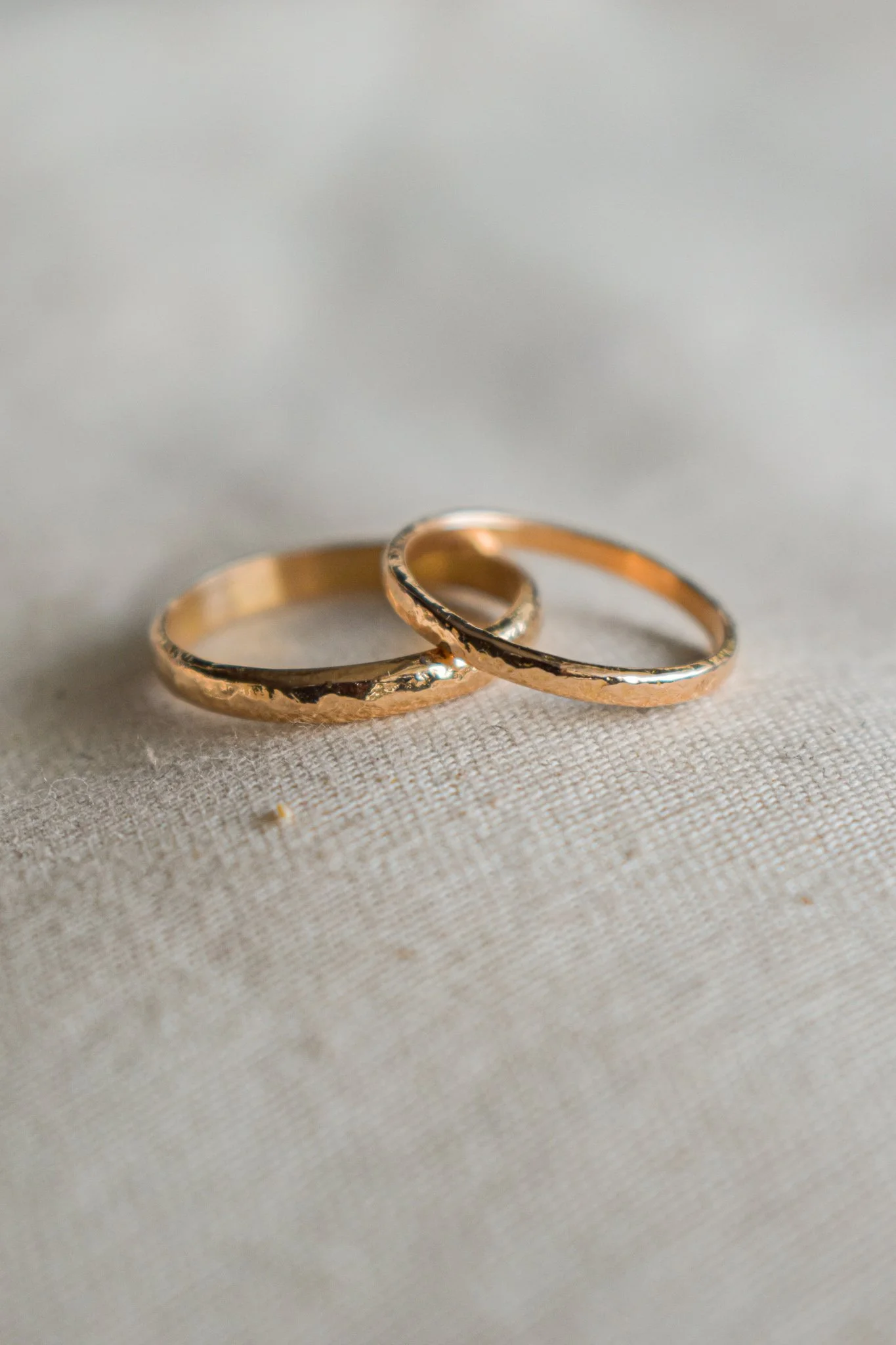 Alliances demi-jonc en or rose effet forgé brillant