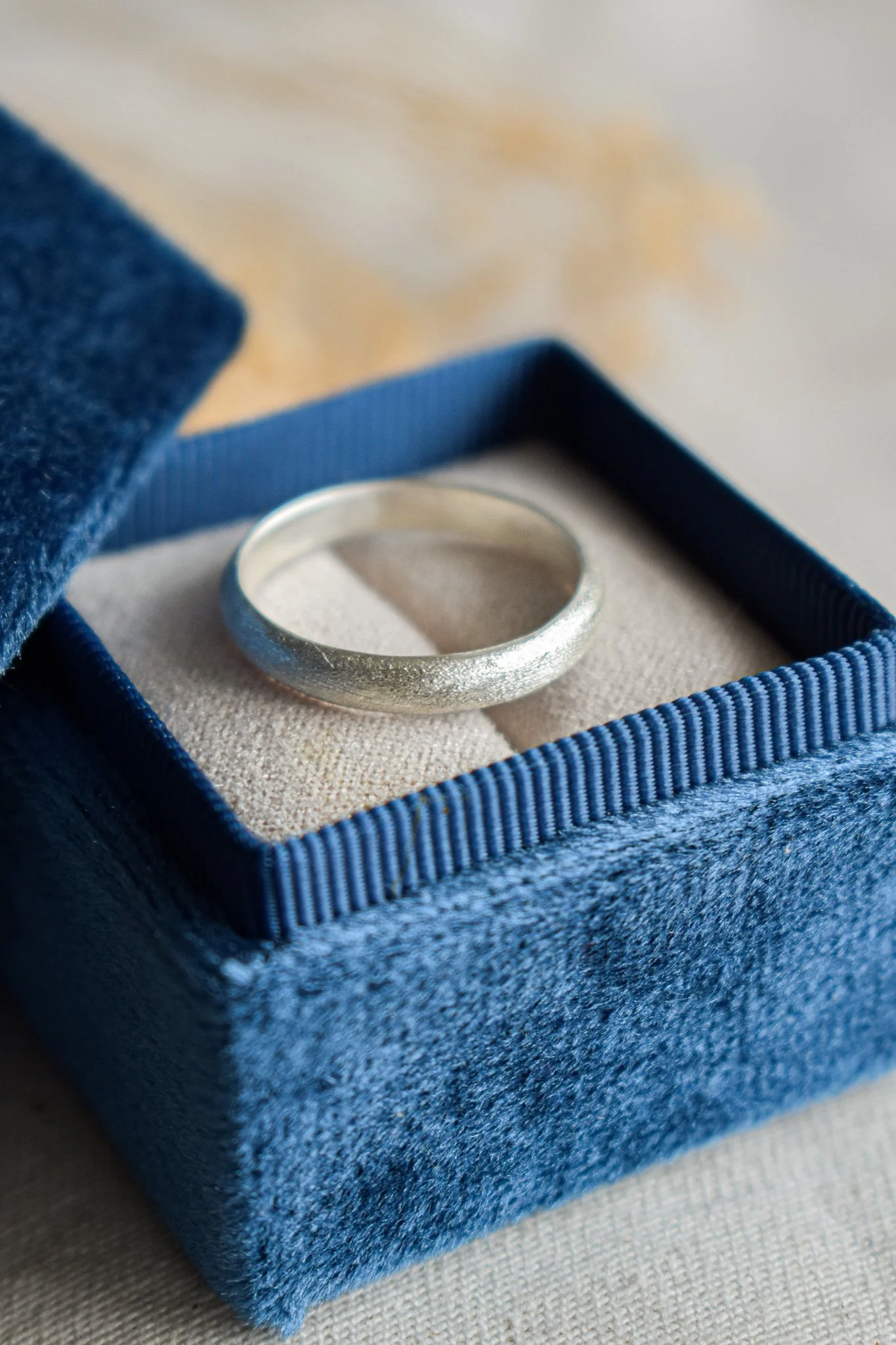 Alliance demi-jonc en argent effet brossé