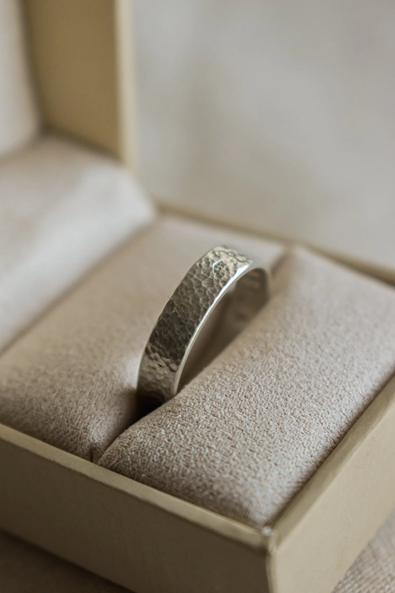 Alliance ruban en argent effet petit bosselé mat