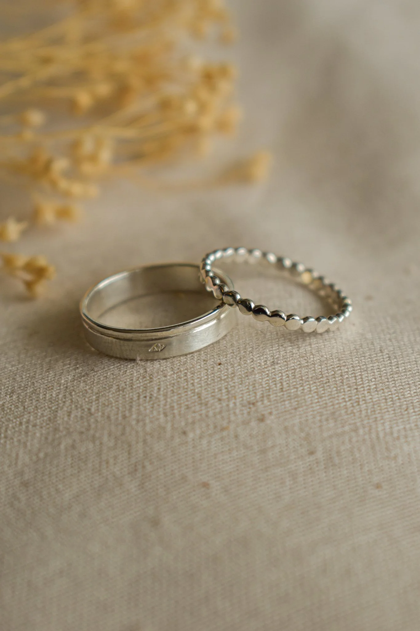 Alliance ruban effet lisse brillant et mat et bague perlée forgée brillante