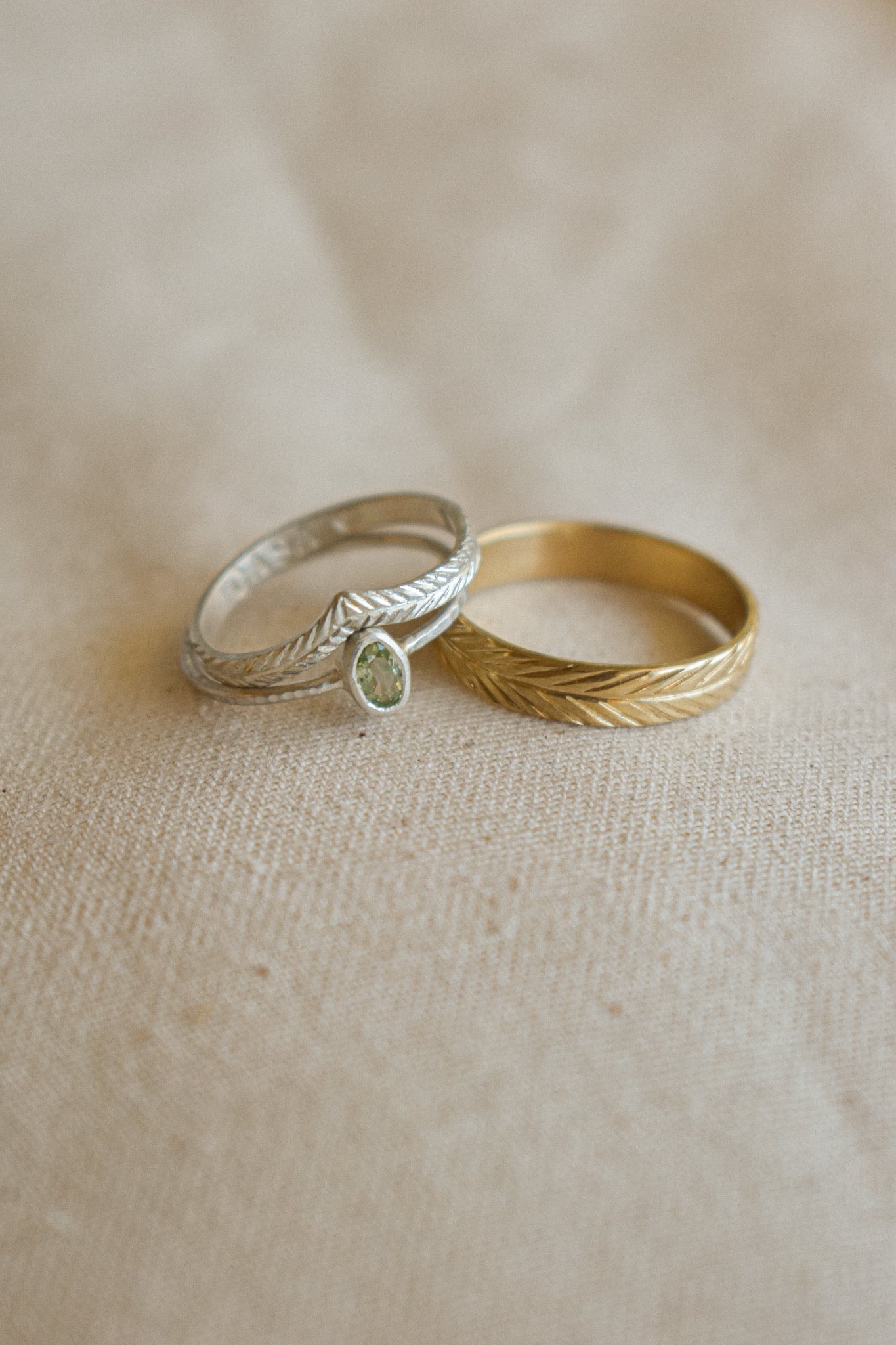 Bague puzzle en argent sertie d'un saphir vert et chevron effet plume mat - Alliance ruban en or jaune effet plume mat