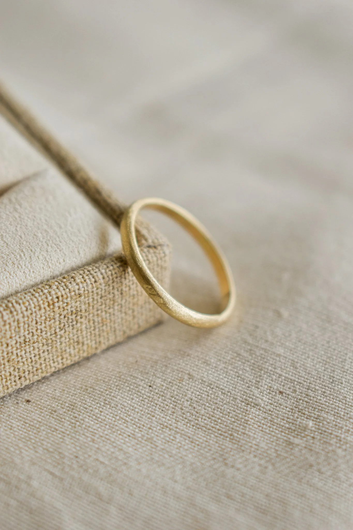 Alliance demi-jonc en or jaune effet brossé mat