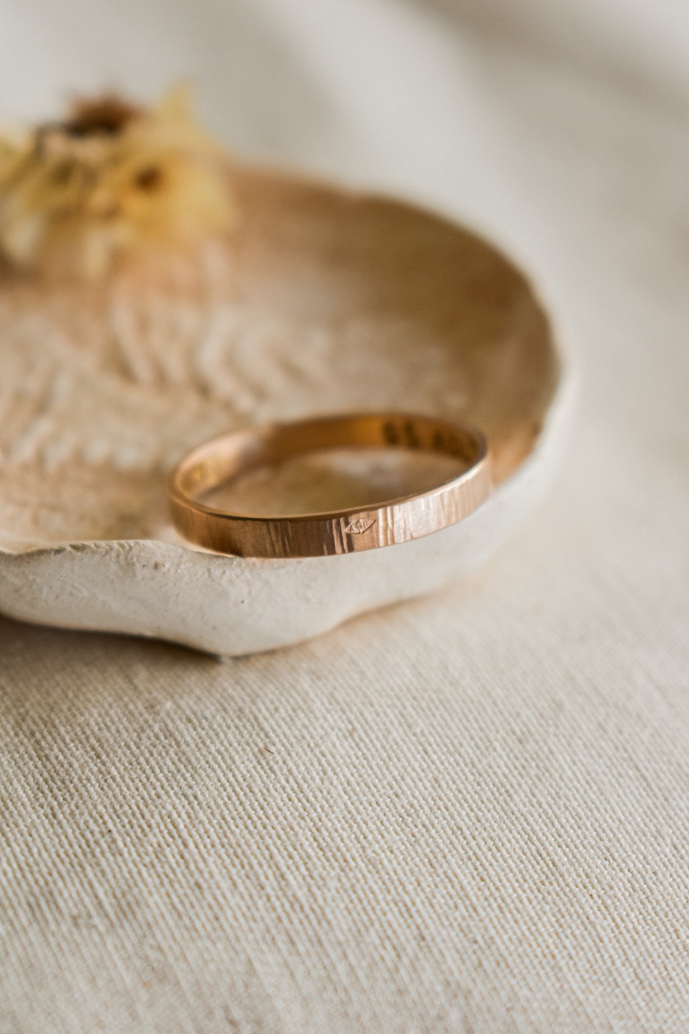 Alliance ruban en or j-rose effet rayé vertical mat