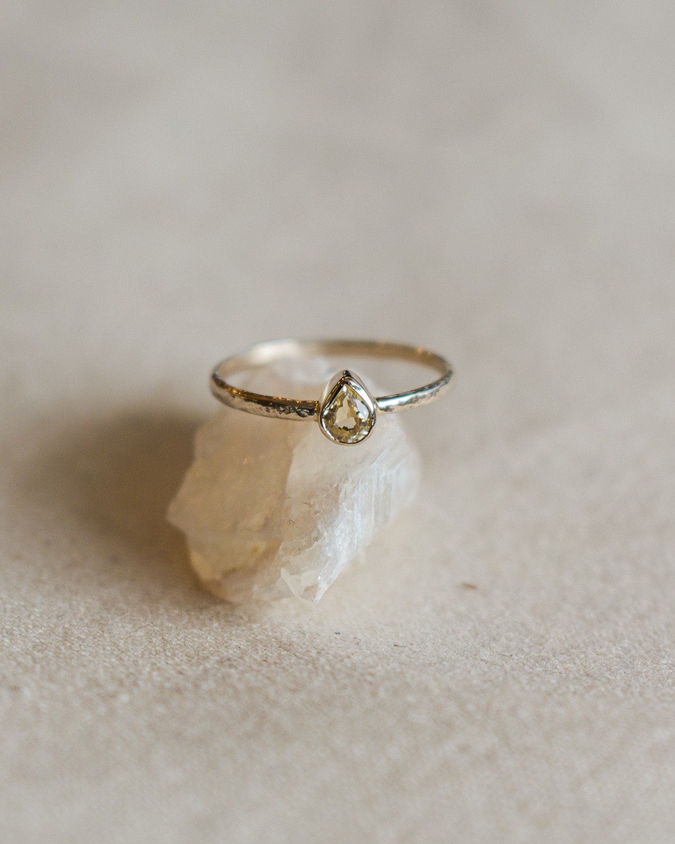 Un peu de soleil dans le ciel breton&hellip; et des jolis pierres jaunes &agrave; l&rsquo;atelier ! 🌞💛

Ce cama&iuml;eu de citrines et de saphirs fait partie des pierres qui peuvent &ecirc;tre serties &agrave; l&rsquo;atelier pour un bijou sur mesu