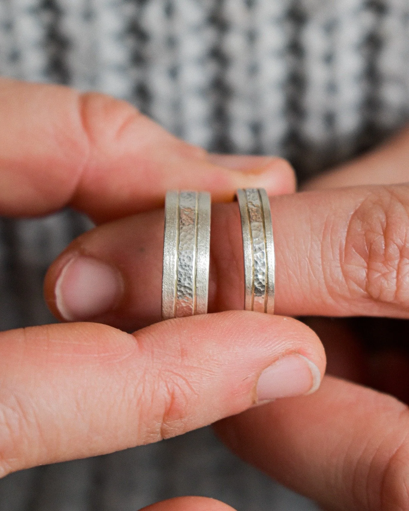 Parmi les alliances fabriqu&eacute;es r&eacute;guli&egrave;rement &agrave; l&rsquo;atelier, nous avons un petit faible pour celles qui associent plusieurs effets de mati&egrave;re !

L&rsquo;id&eacute;e est simple : scinder la bague en 2 ou 3 parties