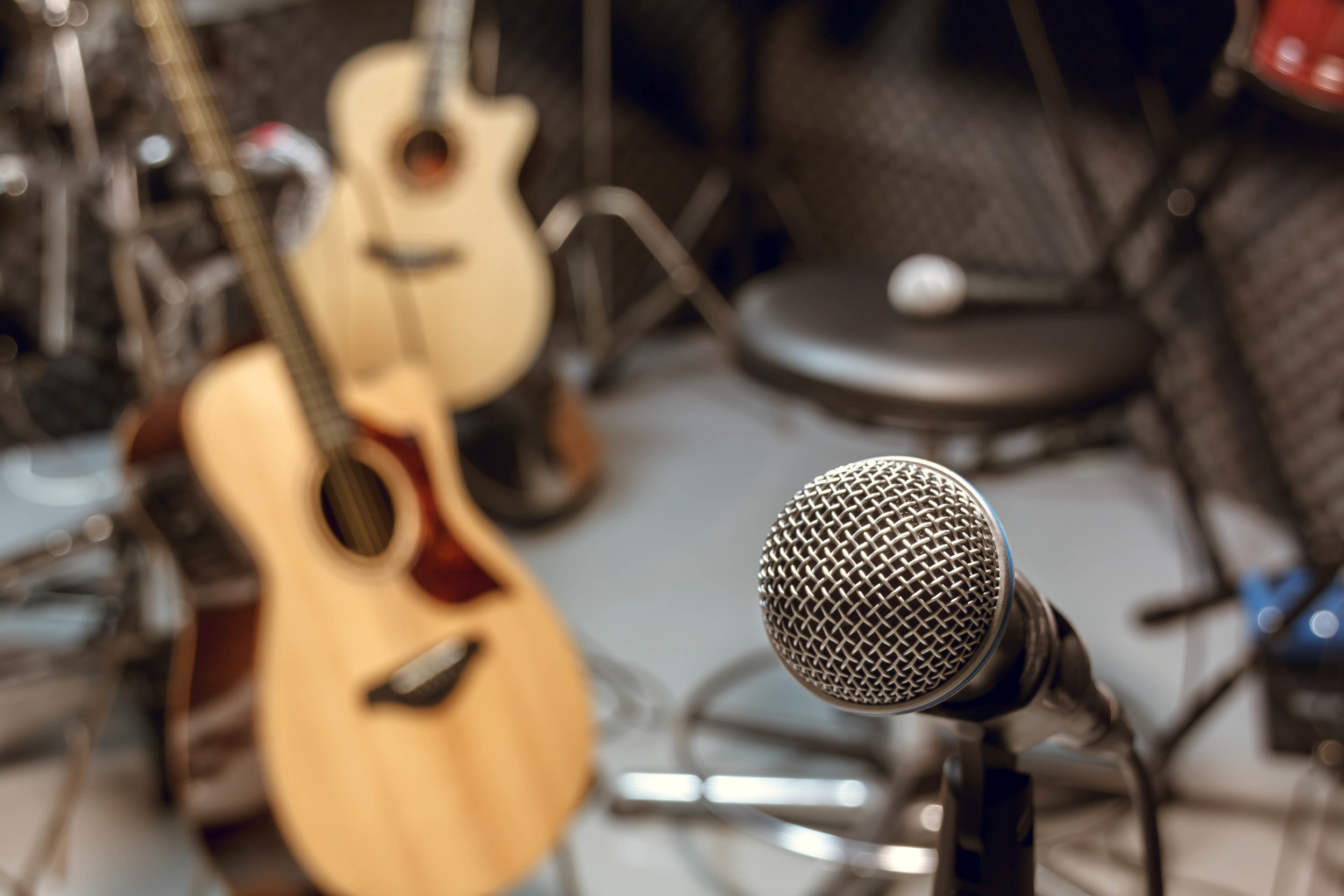 selective-focus-microphone-and-blur-musical-equipment.-539464890_4752x3168.jpeg