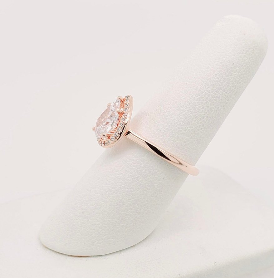 A rose gold engagement ring with a pear shaped diamond in a halo. This ring is the definition of elegance!✨
.
.
.
#HTimWilliams #Smallbusiness #Familyowned #Sandiegojeweler #Custom #Shoplocal #Timeless #Handcrafted #Jewelrylover #Highjewerly #Accesso