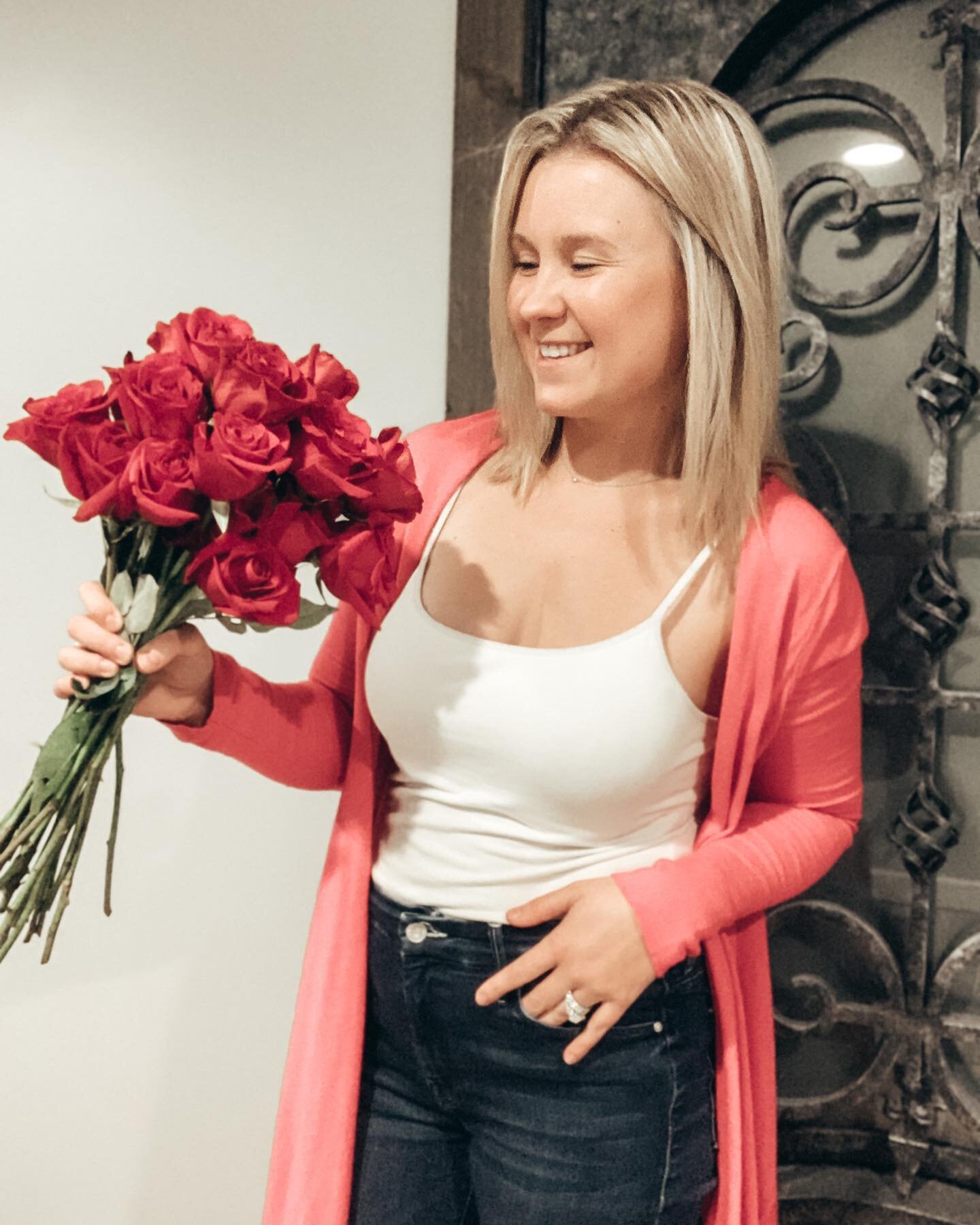 Flowers are my ultimate LOVE LANGUAGE❣️ &amp; these flowers from my handsome Valentine are opening so beautifully! 🌹
&bull;
&bull;
&bull;
&bull;
&bull;
#sippnsunshine #motherdaughter #ohio #OH #Cbus #PA #pittsburgh #Pennsylvania #columbus #lifestyle