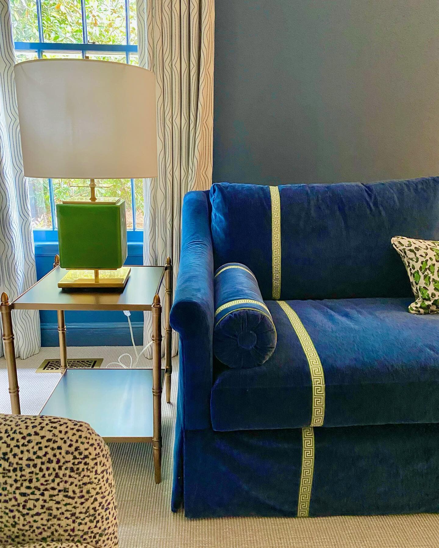 The very long wait for this sofa was so worth it! Love it so💙. #navyandgreen #livingroomdesign #details #sneakpeek #moregoodthingstocome #debrazinnstyling