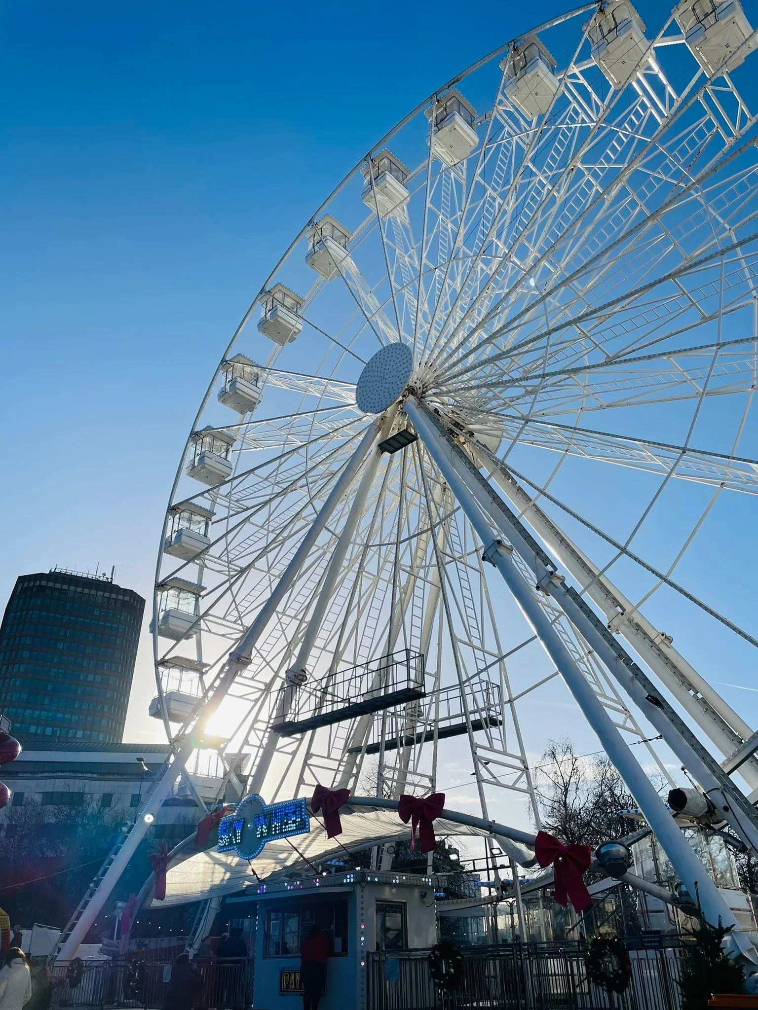 Lovely Saturday at Cardiff for a festive afternoon, then on to the Cardiff Devils for the game vs Sheffield Steelers. Even won a giant cuddly toy on my first attempt at the basketball 😂🙈 plus we got to see the Coca Cola truck 🎄
