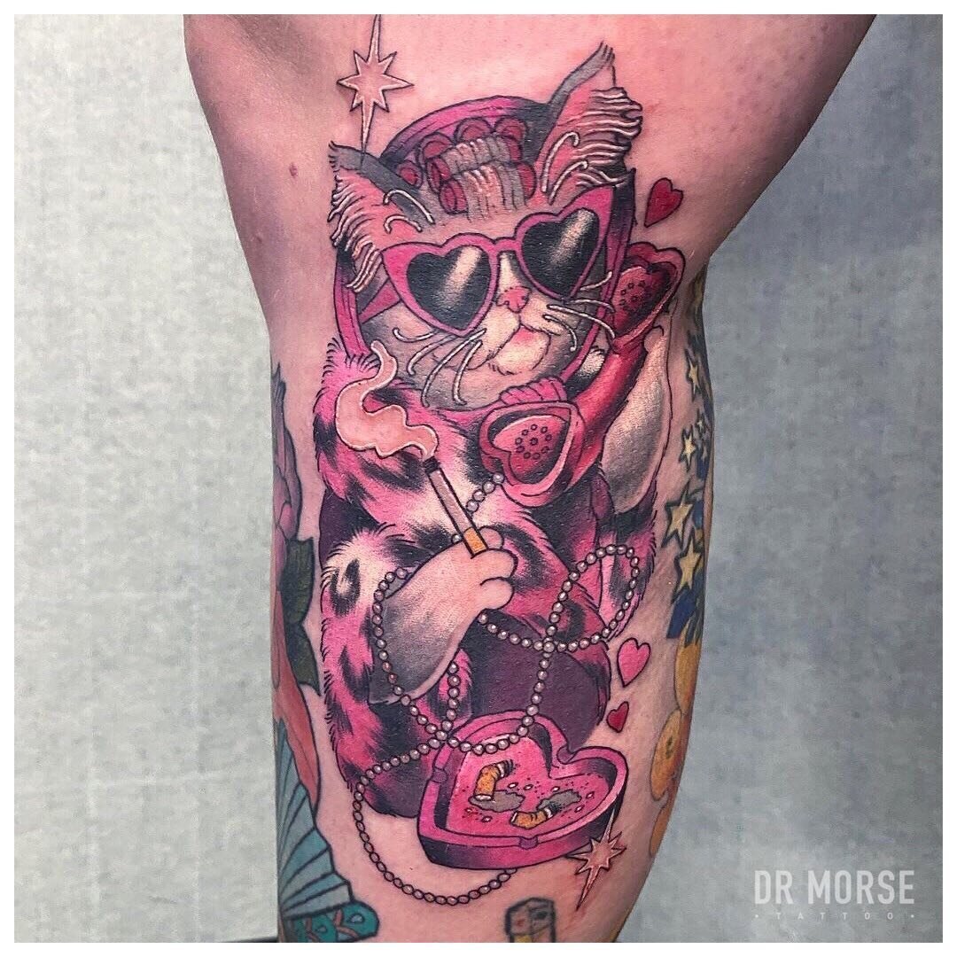 @jamiereneetattoo 💖Glam Kitty for Louise!💖 Due to a last minute cancellation, I had time to tattoo our incredible shop manager @disposable.darlings ! This pretty much captures her in cat form 😂💖 Forgive the photo, inner leg and knee is difficult 