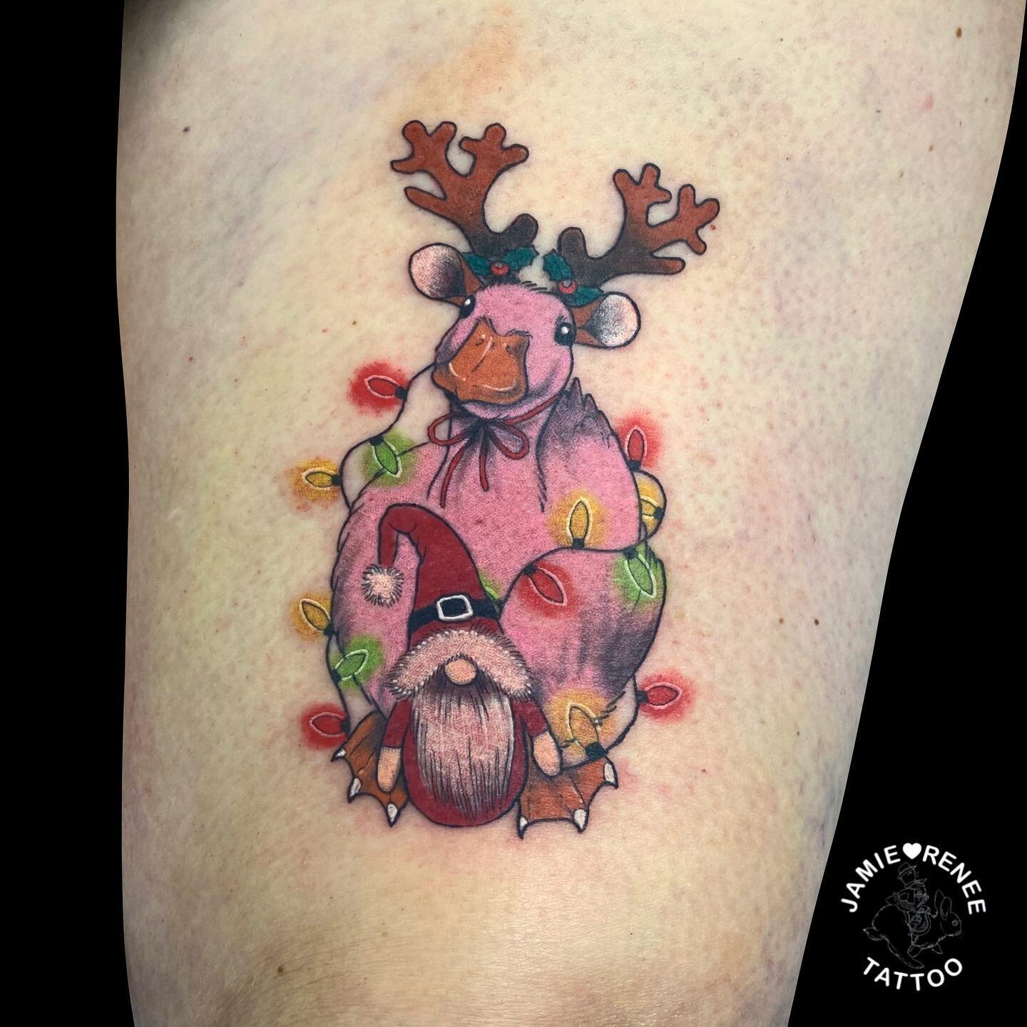 🎄🦆Christmas Duck for Eloise!🦆🎄 Another addition to the ducky collection! Thank you so much, always lovely to see you. 😍❤️ @stencil.jam @kwadron @rawpigments @drmorsetattoo #tattoo #tattooartist #femaletattooartist #ladytattooer #nztattoo #wellin