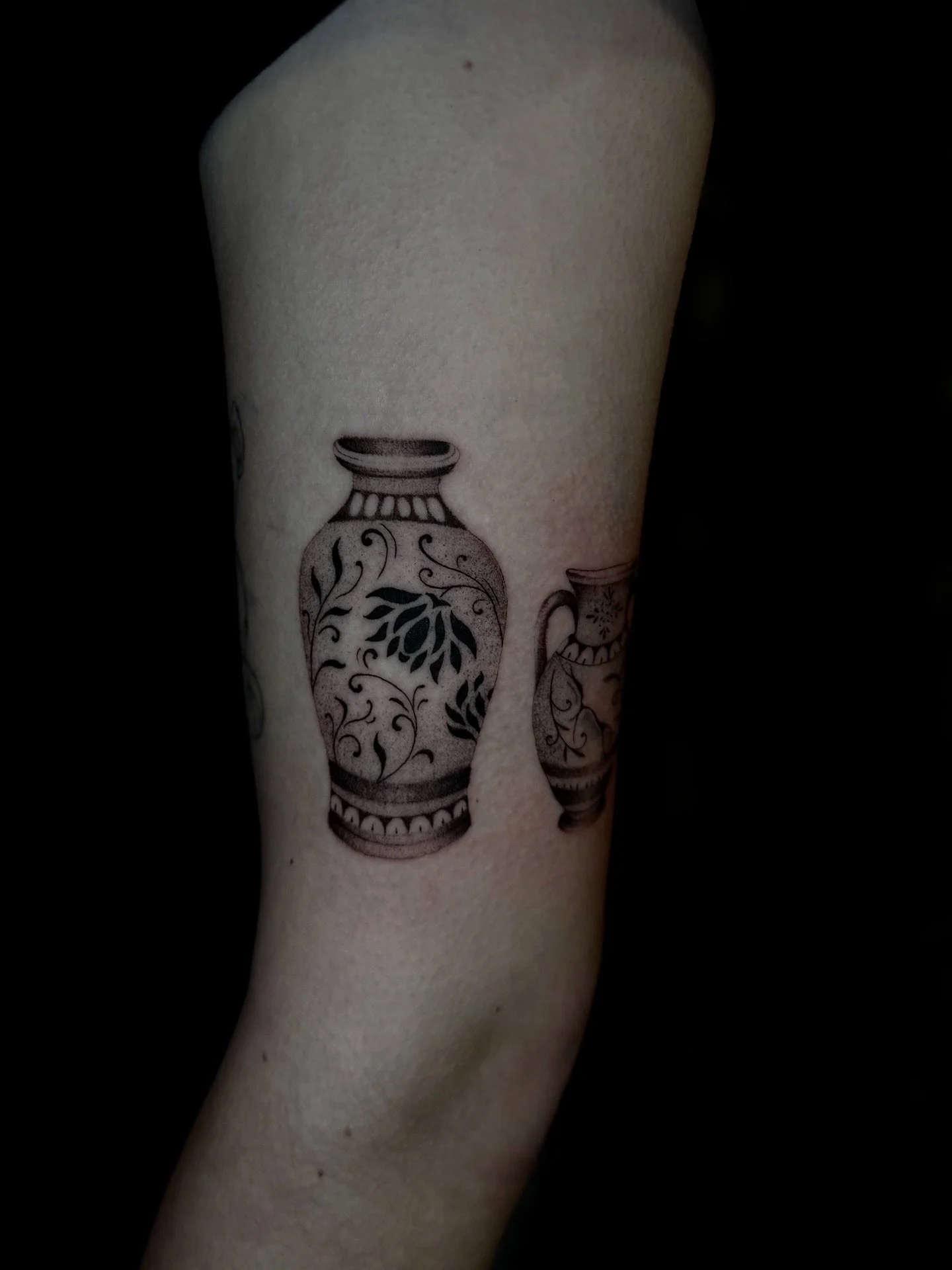 Custom vases for the lovely Leah 🏺🌿

Thanks so much for returning for another piece you&rsquo;re a joy to tattoo! 🫶🏻

Inspired by her reference pics✨

I love love soft stippling it itches my brain ‼️📢

📍@drmorsetattoo

🔗link in bio for booking