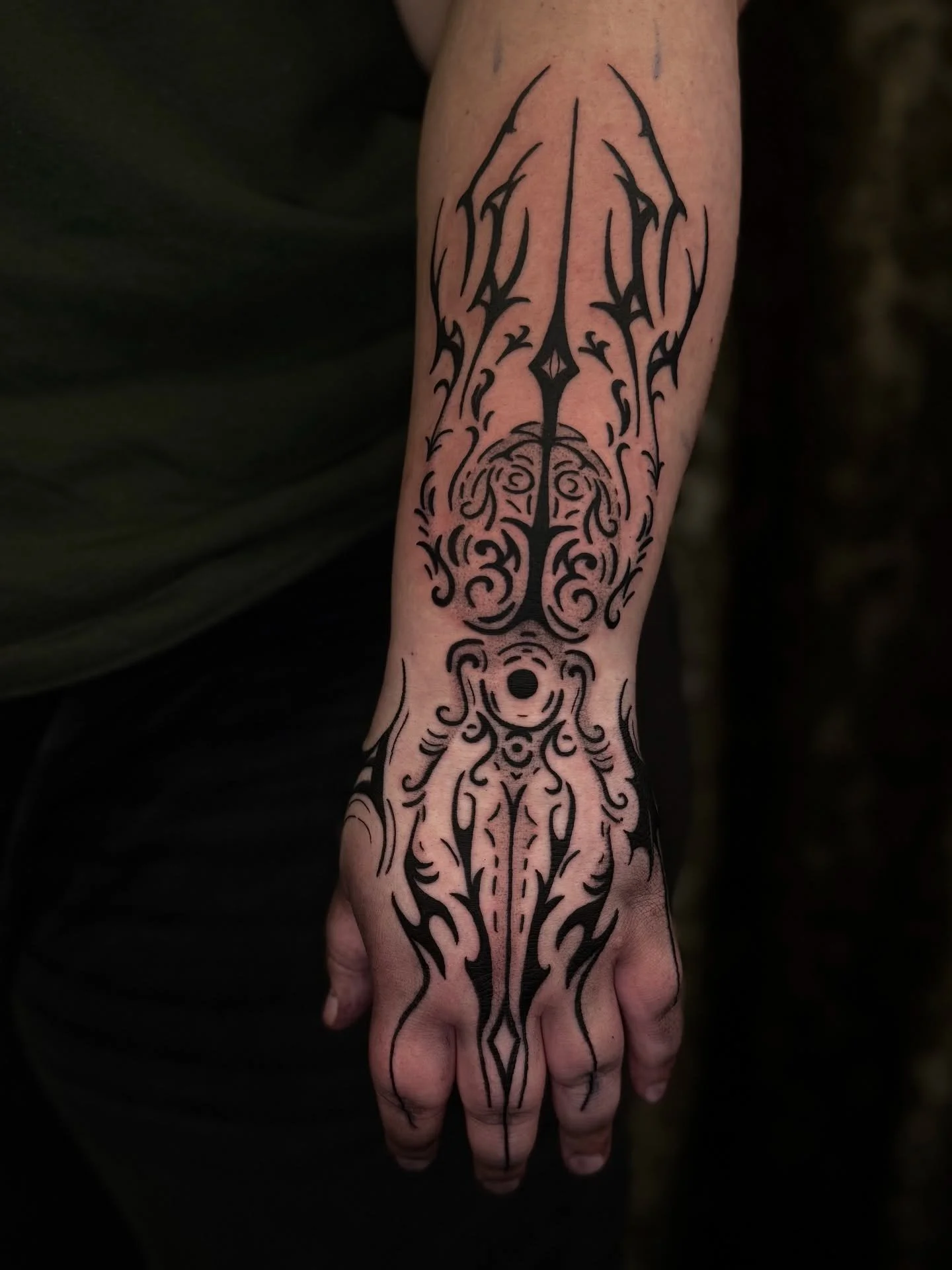 Hercules beetle meets gothic spikeys 🪲 ⁺‧₊˚ ཐི⋆♱⋆ཋྀ ˚₊‧⁺

Spicy boi spot but my clients swag was too strong for any pain to touch them 😼 Thank you so much 🖤 It&rsquo;s always an honour getting to do larger scale custom pieces, especially somewhere