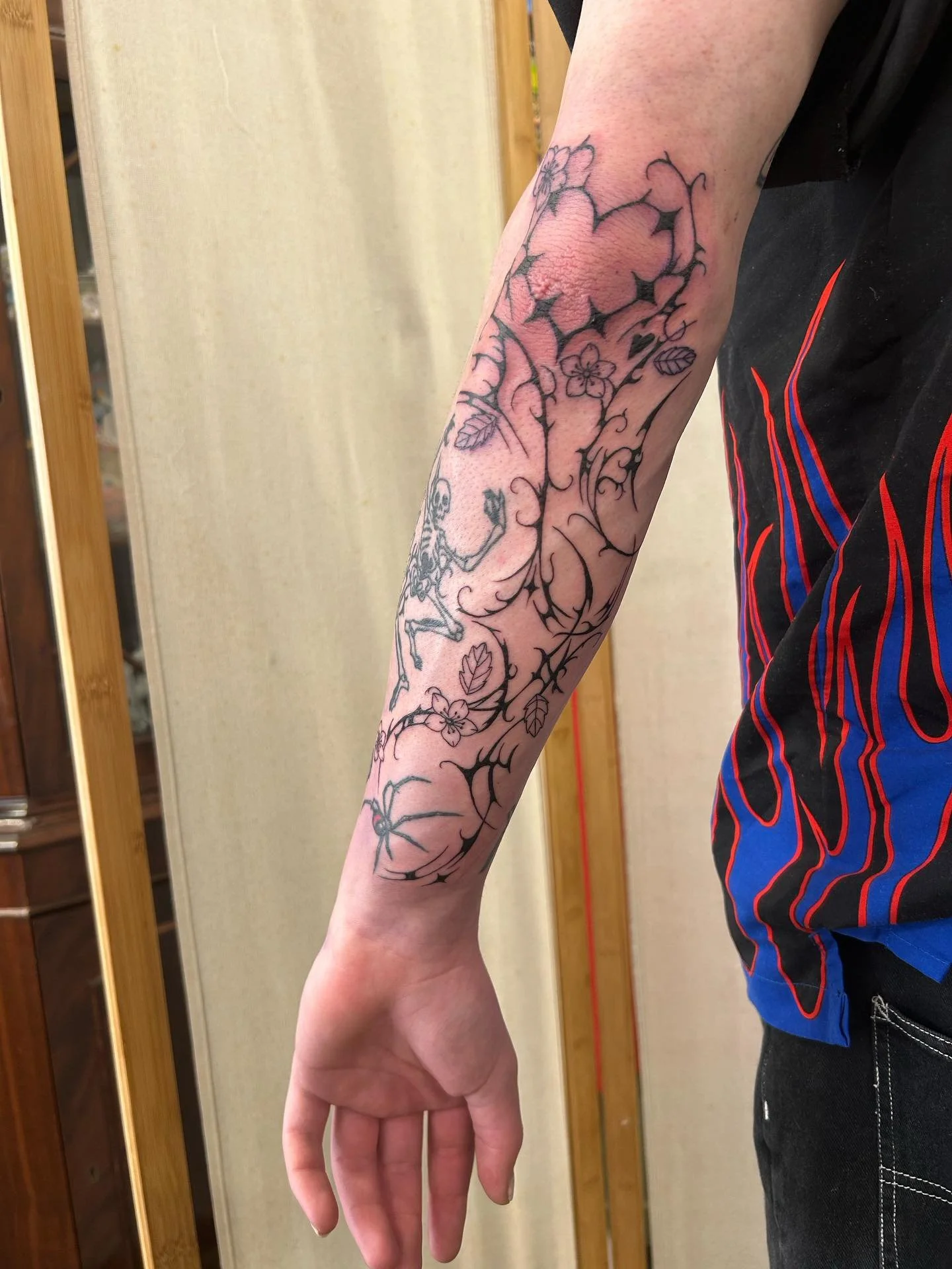 Another session with some awesome cybersigilism and flowers! 🌸 Thank you Parker!! 

Studio: @drmorsetattoo 

#tattoo #cybersigilism #apprenticetattoo #flowertattoo #ink #blackworktattoos