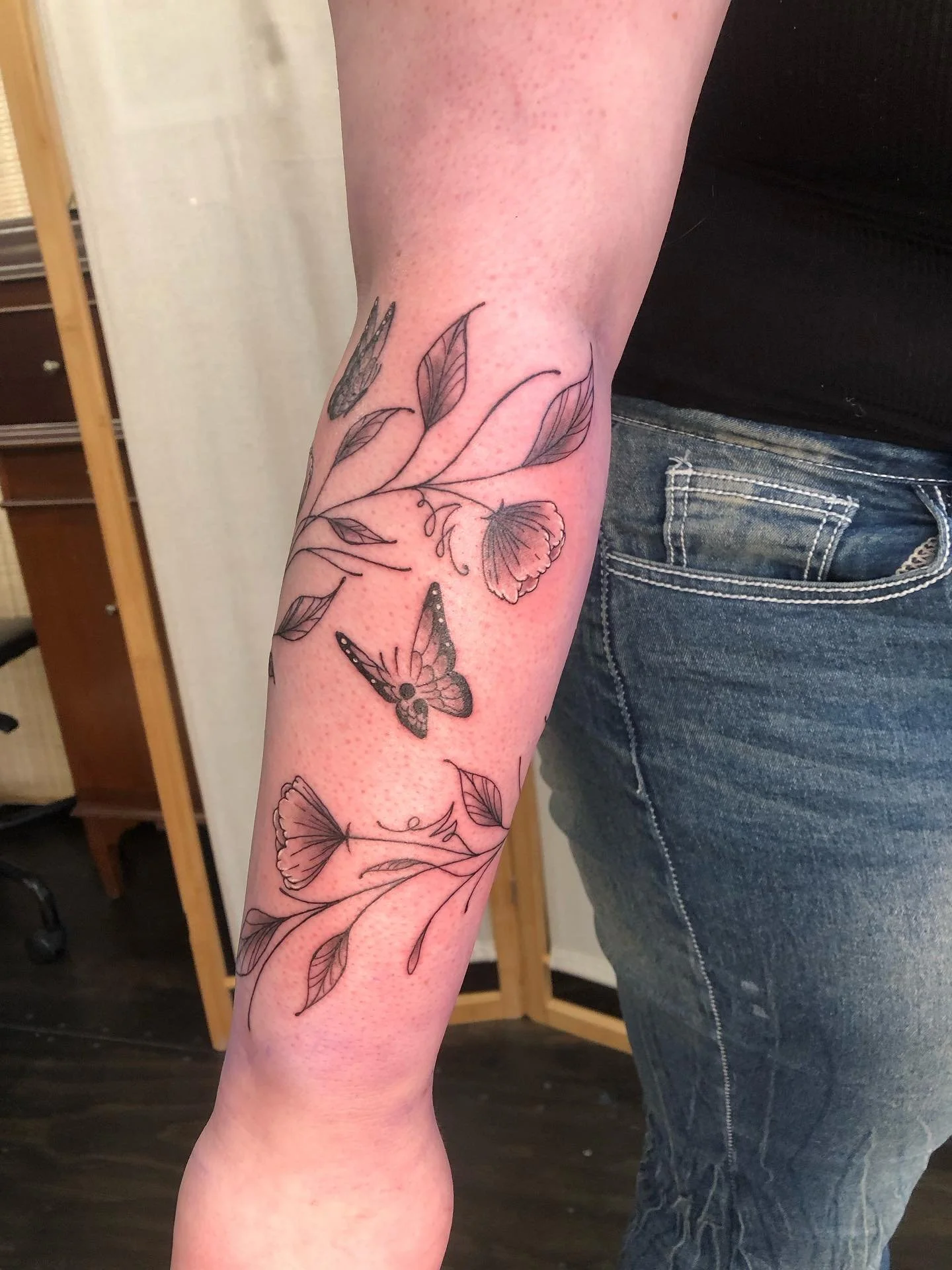 A gorgeous set of leaves and flowers for Jennifer💐🌷 thank you for coming in!

Studio: @drmorsetattoo 

#flowertattoos #fineline #butterflytattoo #finelineflowers #leaves #leaftattoo #wellingtontattoo #apprentice