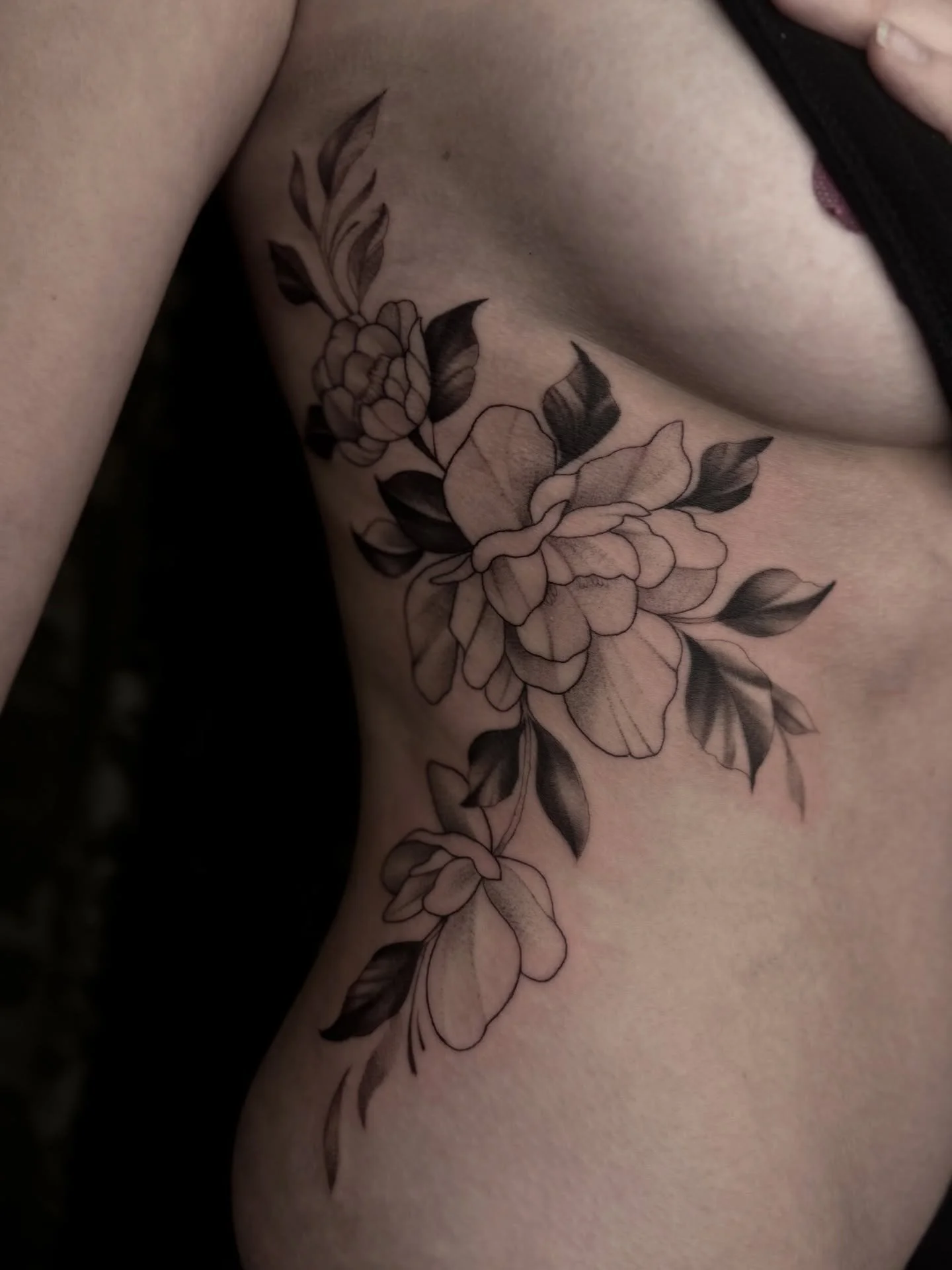 Floral pre-design has been adopted by @_amelia.wallis Thank you so much for sitting so amazing through this spicy area 🥲✊

How many hours could you sit getting your ribs blasted? 🫣 just tattooing this area makes me cringe, your guys toughness alway