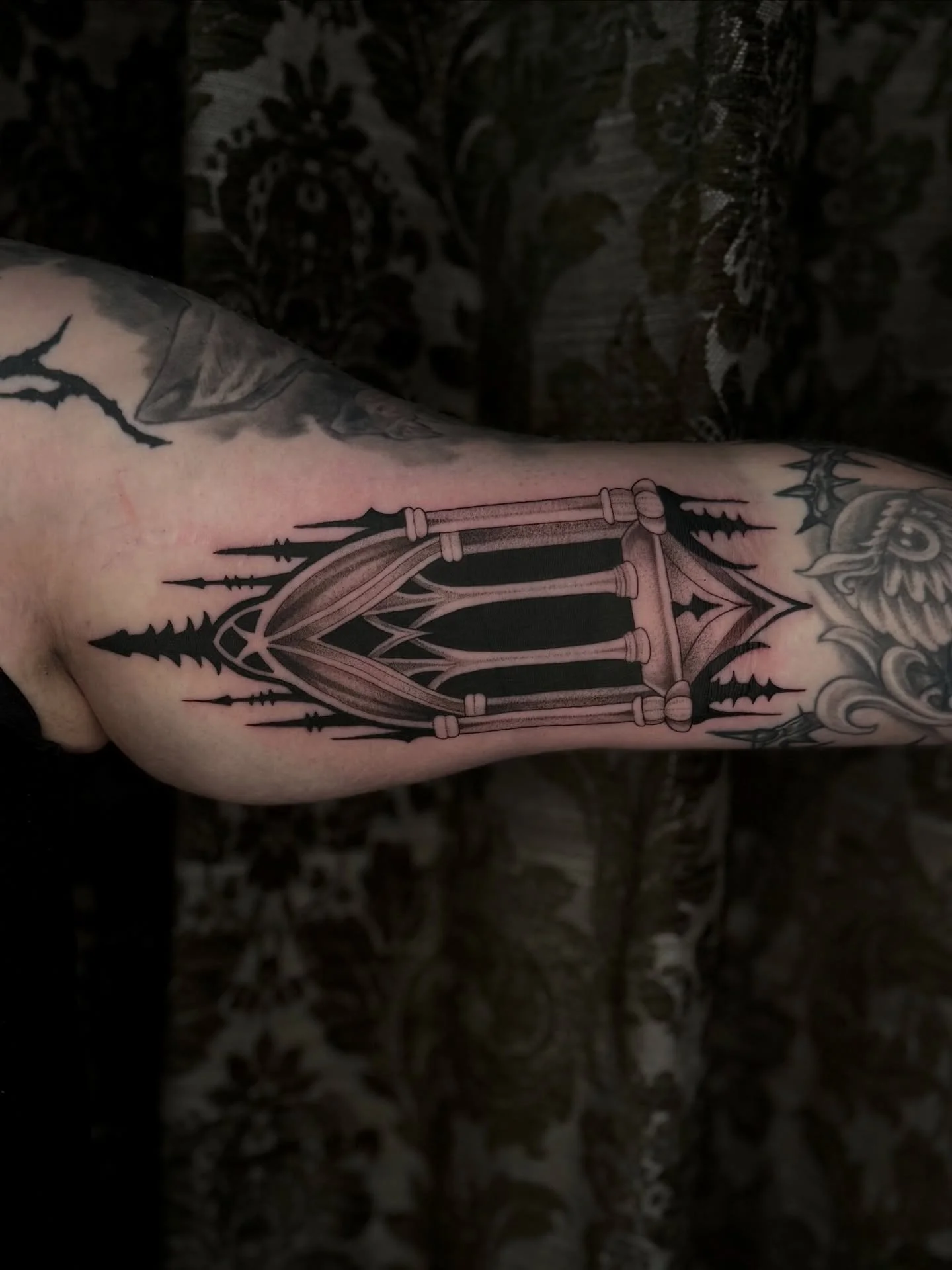 Gothic architecture flash adopted by @hannahmignot as a gap fillerrrr 𓂃 ࣪˖ ִֶ♱ ྀིྀ 

Thank you for making the travel 🖤 Always a honour having clients return <3 I would LOOOVE to do more pieces in this style! .⋆♱⃓

💌Link in bio for bookings 🔗
?