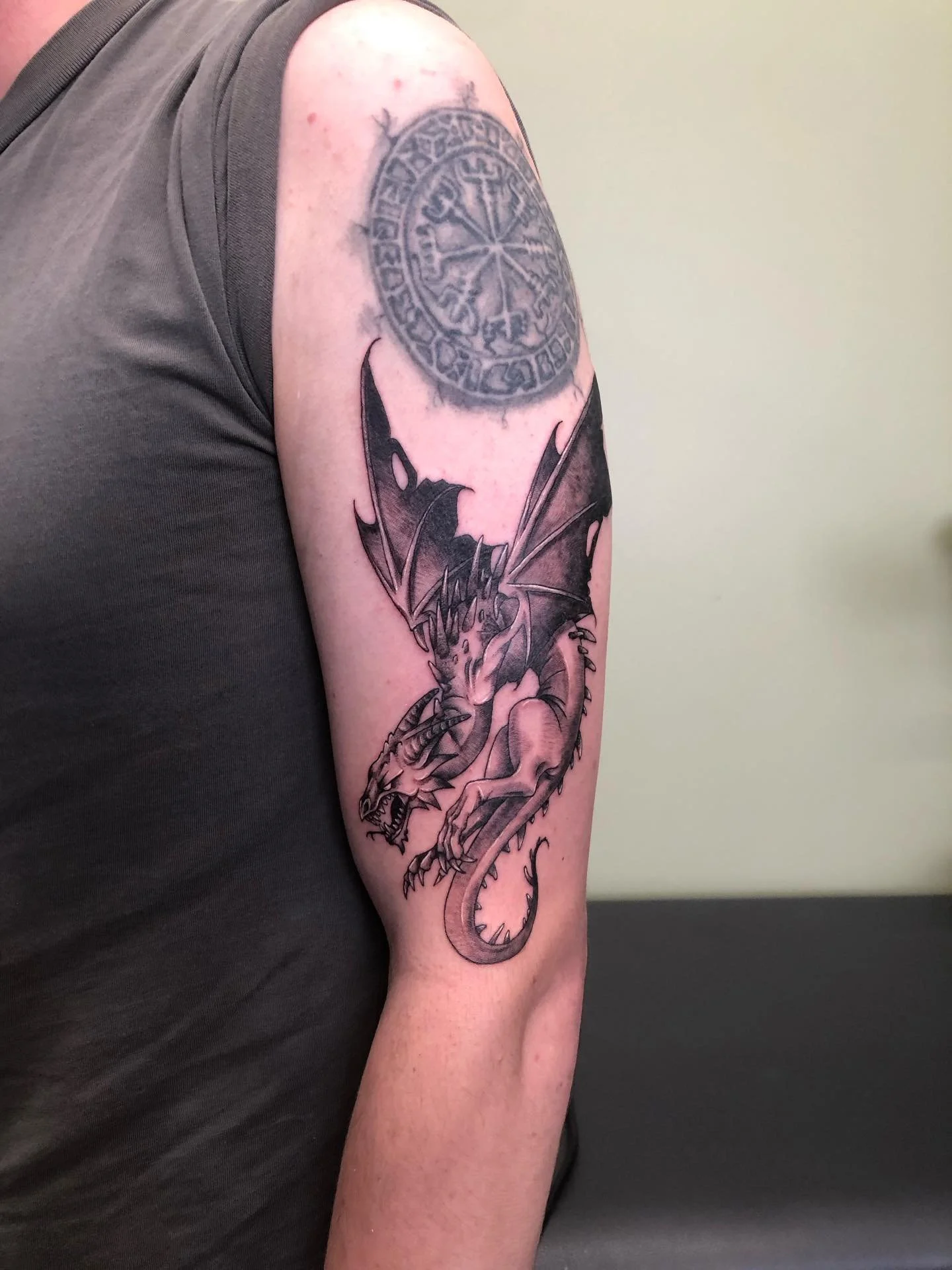 An awesome wyvern for Laegh! Thanks dude for letting me tattoo this awesome design, I had so much fun 🐉✨

Studio: @drmorsetattoo 

#dragontattoo #tattoonz #wellingtontattooartist #wellington