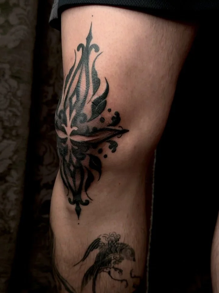 Dark ornamental knee banger for @fettuccine__ 𓏲 ๋࣭ ࣪ ˖

&bull;Partly healed &amp; fresh&bull;

Thanks so much for sitting like a rock and trusting me to add to your sick ink collection! 🖤 (totally not intimidating when your client already has great