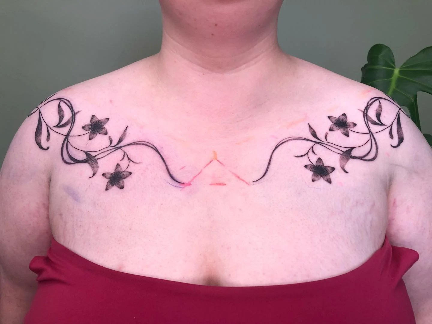 Floral collar piece for Jennifer. This was so gorgeous and I love the flower choice. 

I do wish I had gotten rid of the sharpie marks before the photos tho lol

Studio: @drmorsetattoo 

#customtattoo #wellingtontattoostudio #tattoo