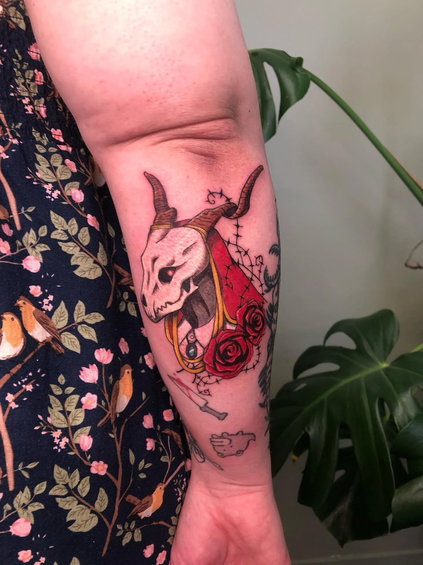Elias flash on Sarah! Thank you so much for picking this flash, I had so much fun doing this one💕 

Studio: @drmorsetattoo 

#tattoo #animetattoo #wellingtontattoo #ancientmagusbride