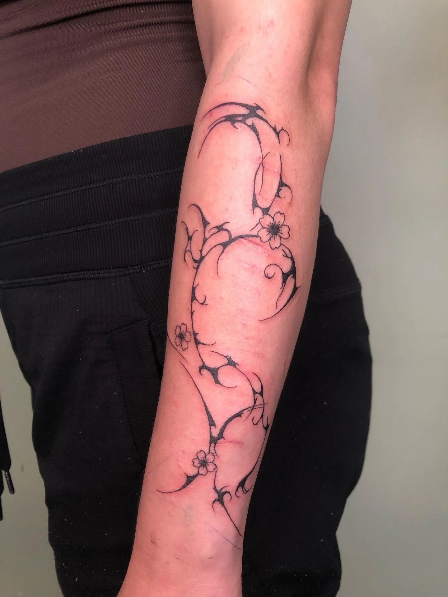 Cybersigilism for Yaelin! This was a piece of modified flash where we changed the flowers through the design. 
Thank you again for coming in!🌸

Studio: @drmorsetattoo 

#wellingtontattoo #cybersigilism #finelinetattoo