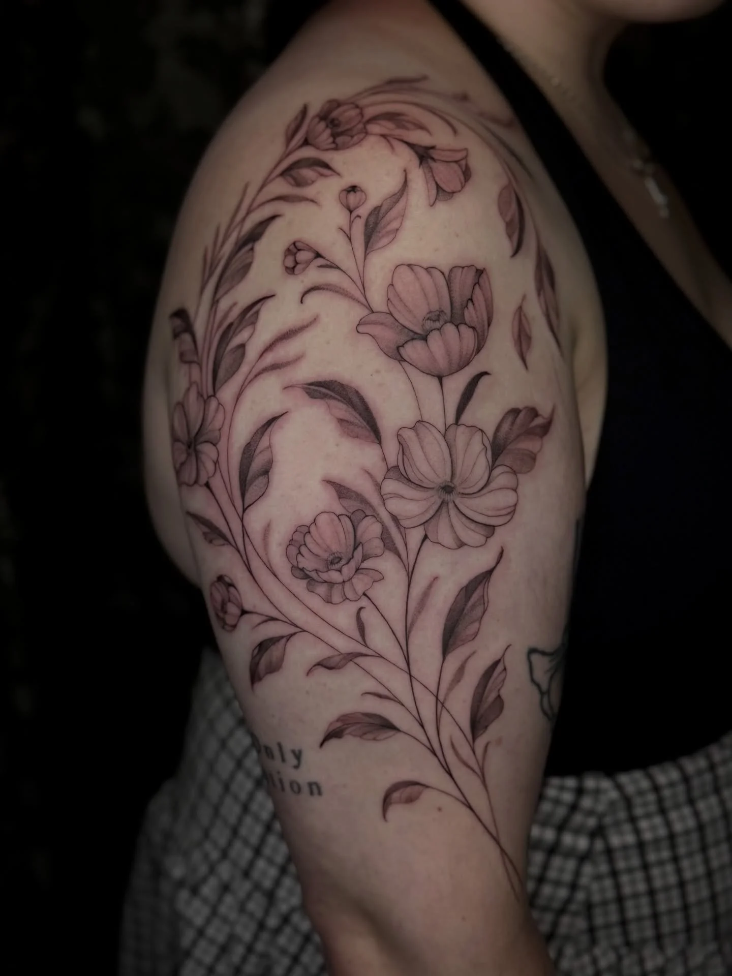 Custom floral for @holliehqx ⋆˚✿˖&deg;

Thanks so much for this request, was a pleasure 🫶🏻

📍@drmorsetattoo
💌🔗 Link in bio for bookings 
&bull;
&bull;
&bull;
#wellingtontattoo #nztattoo #wellingtontattooartist