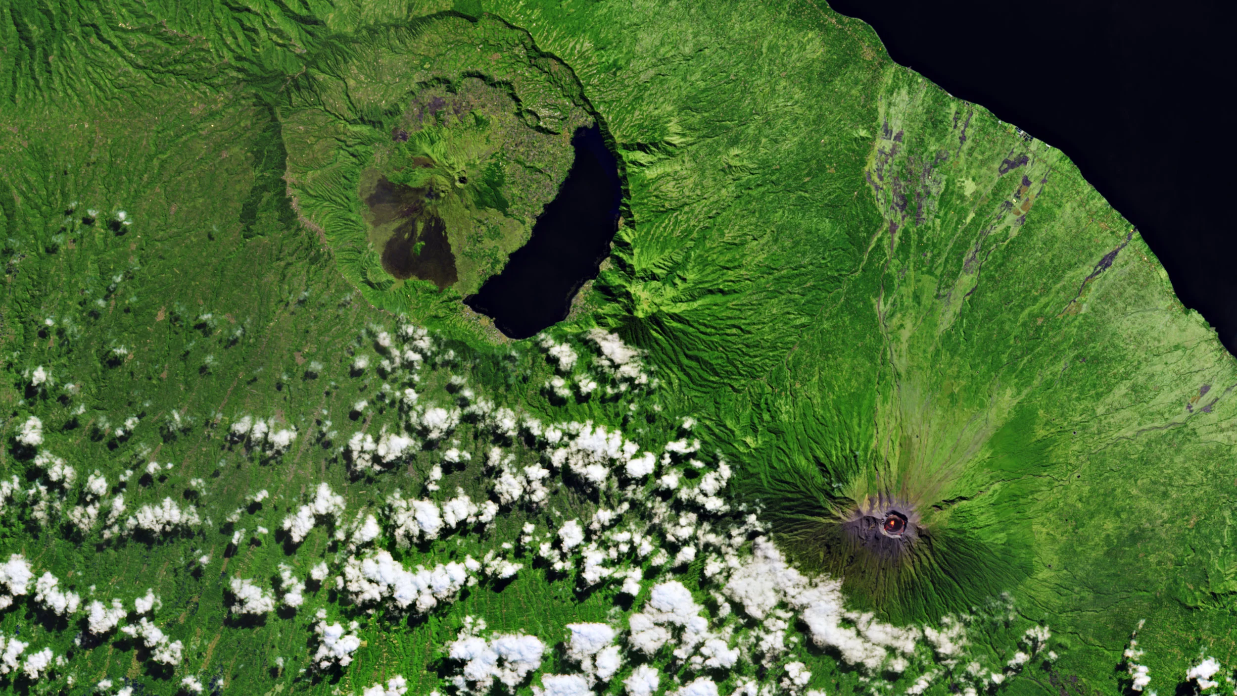 Agung_from_Copernicus_Sentinel-2.jpg
